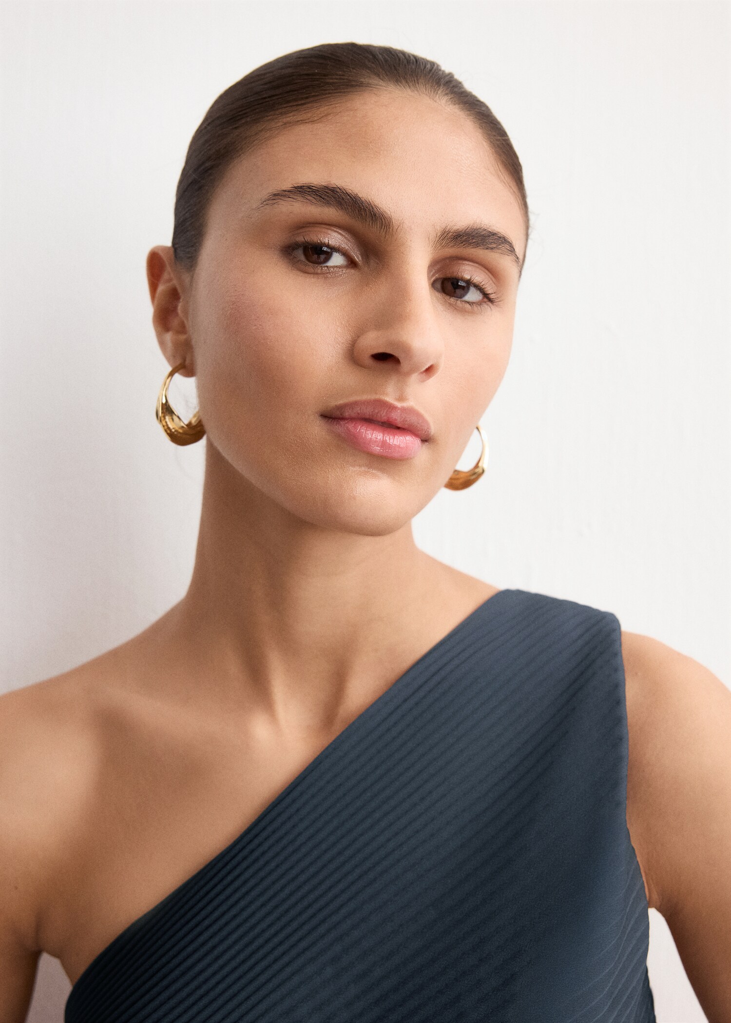 Robe asymétrique plissée avec ouverture - Détail de l'article 1