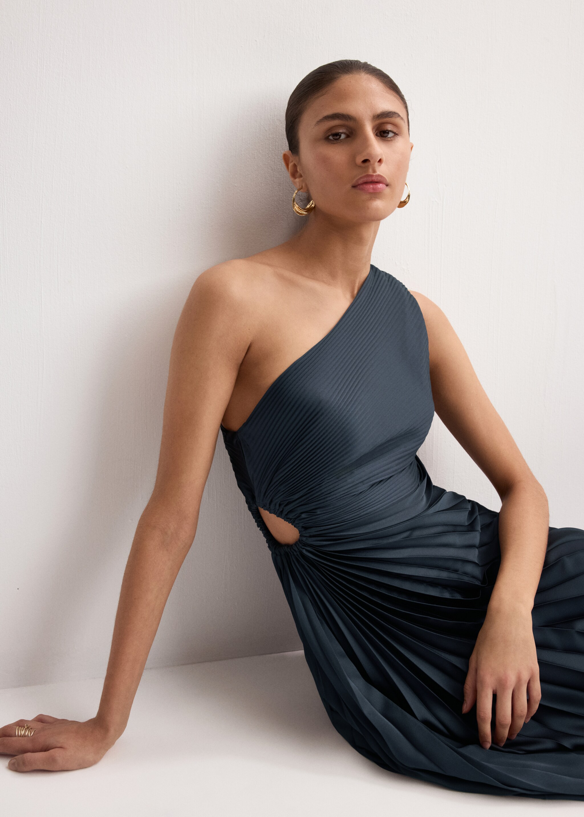 Robe asymétrique plissée avec ouverture - Détail de l'article 2, Bleu. Ref: 27064073-00.