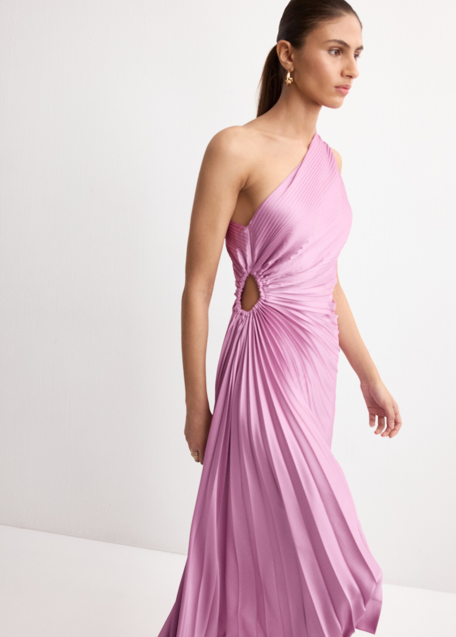 Robe asymétrique plissée avec ouverture - Détail de l'article 1