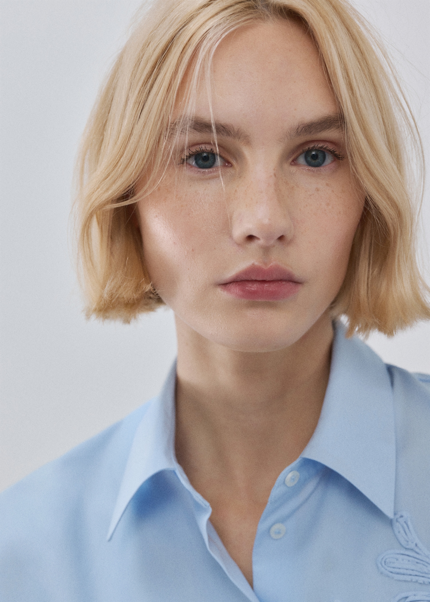 Camisa bordada às flores - Pormenor do artigo 1