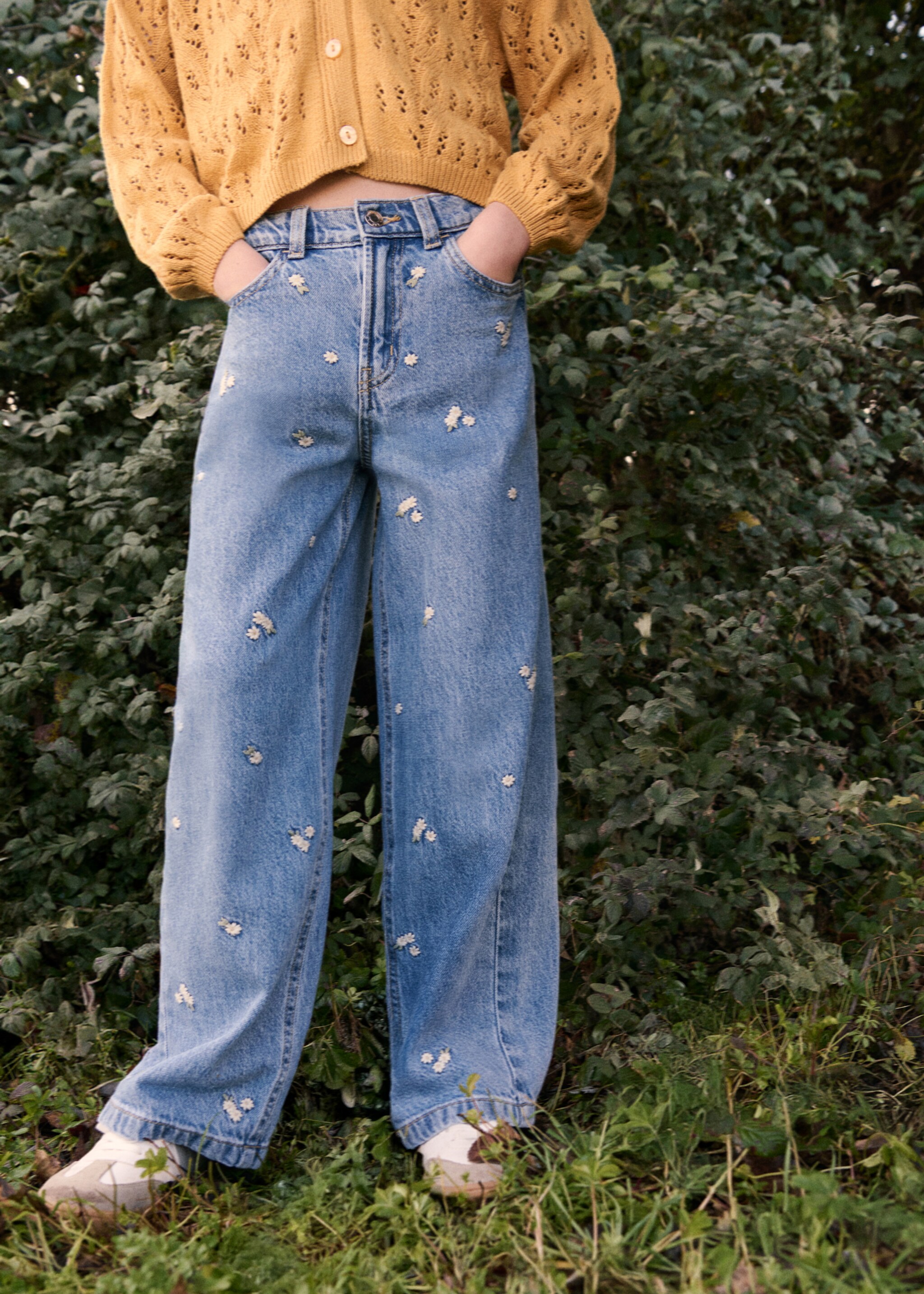 Wide-Leg-Jeans mit Blumenstickerei - Detail des Artikels 5, Mittelblau. Ref: 27064416-00.