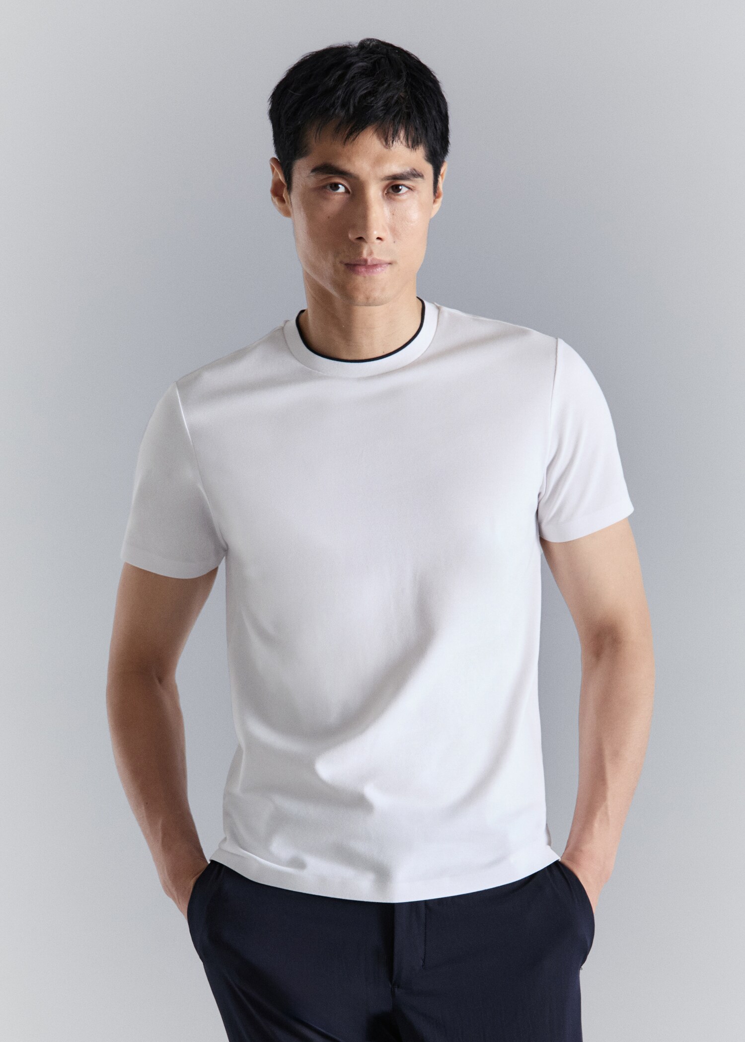 Slim Fit-T-Shirt aus Komfort-Stretchgewebe - Mittlere Ansicht