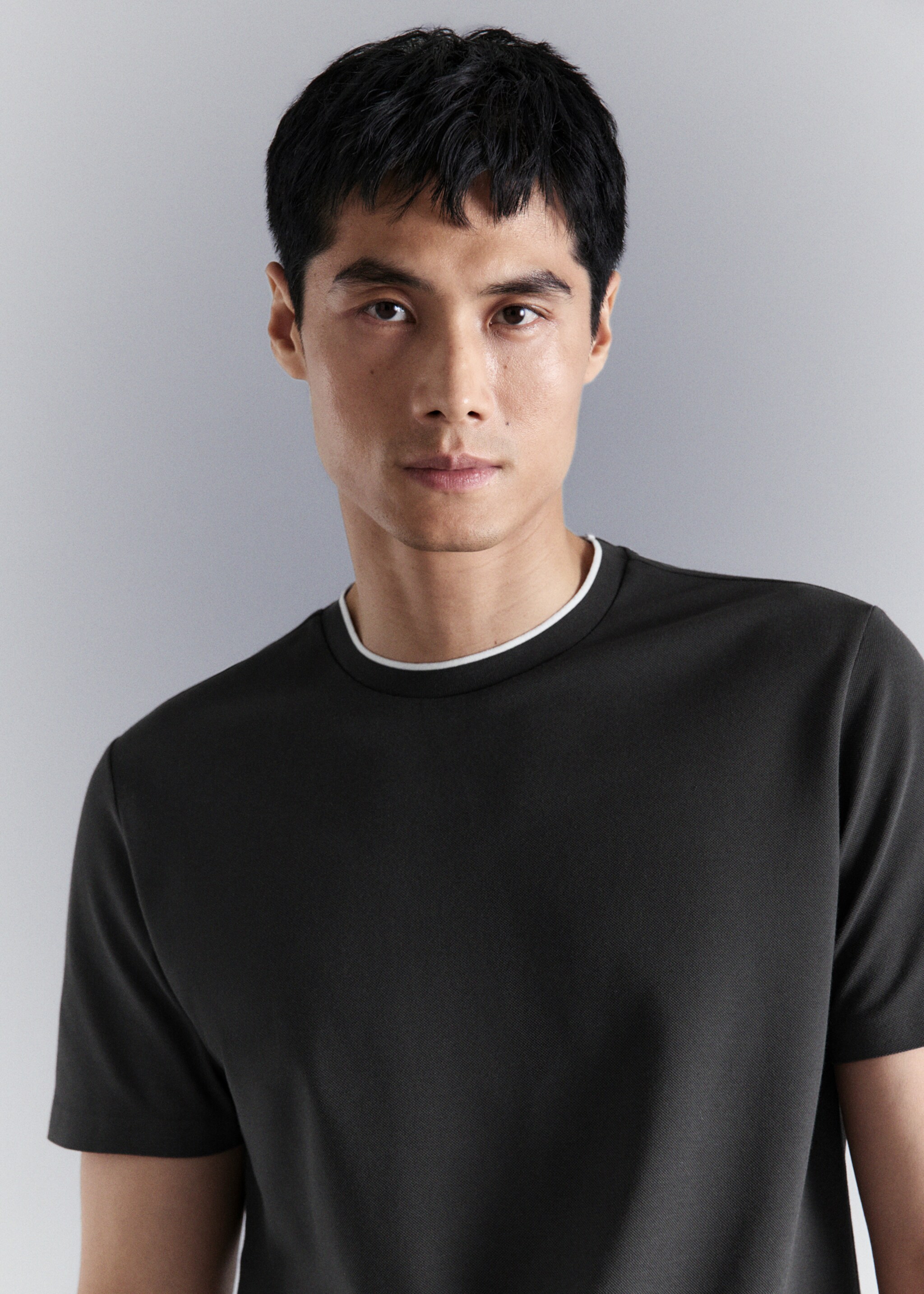 Slim Fit-T-Shirt aus Komfort-Stretchgewebe - Detail des Artikels 1, Dunkelgrau. Ref: 27064425-00.