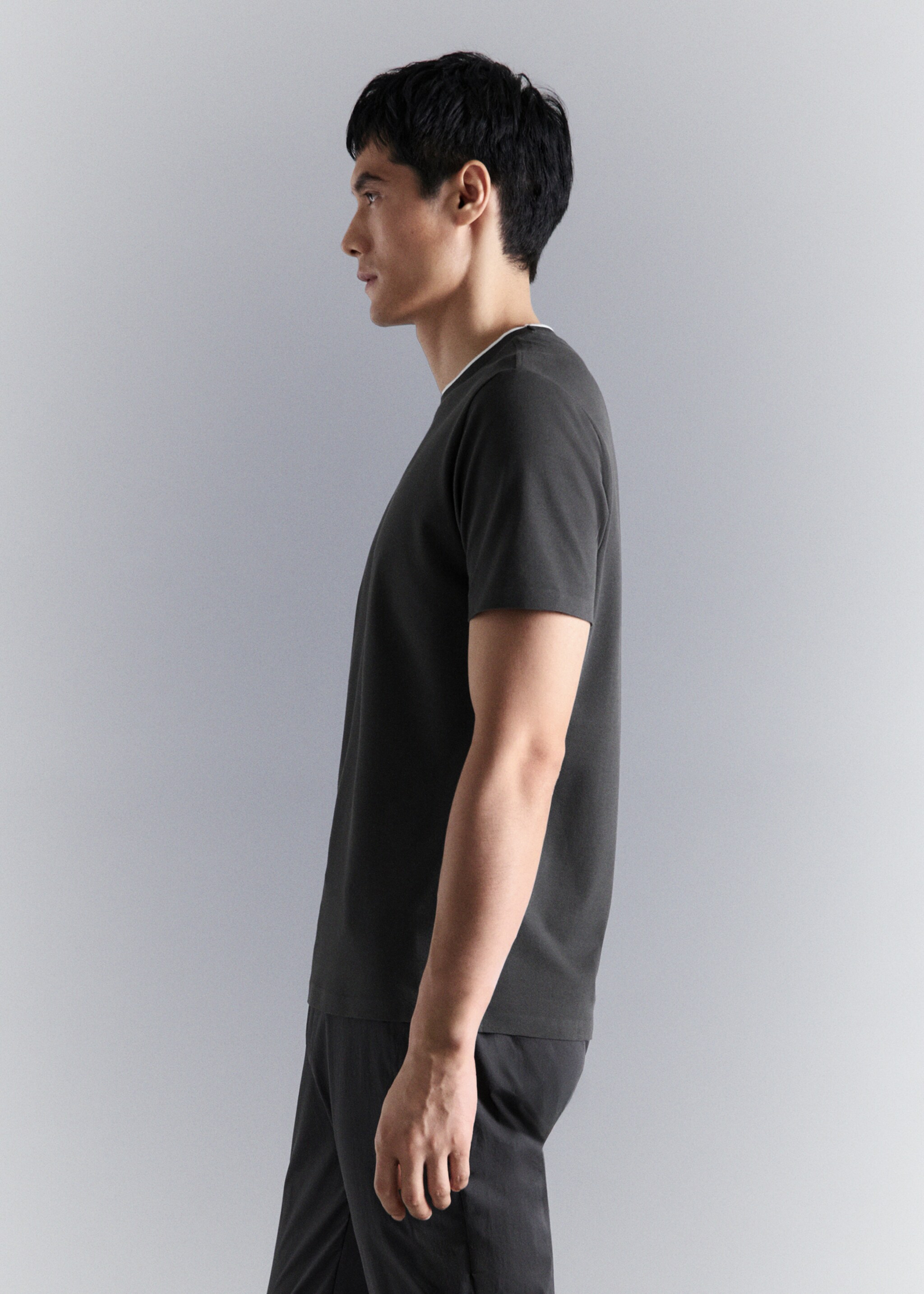 Slim Fit-T-Shirt aus Komfort-Stretchgewebe - Detail des Artikels 2, Dunkelgrau. Ref: 27064425-00.