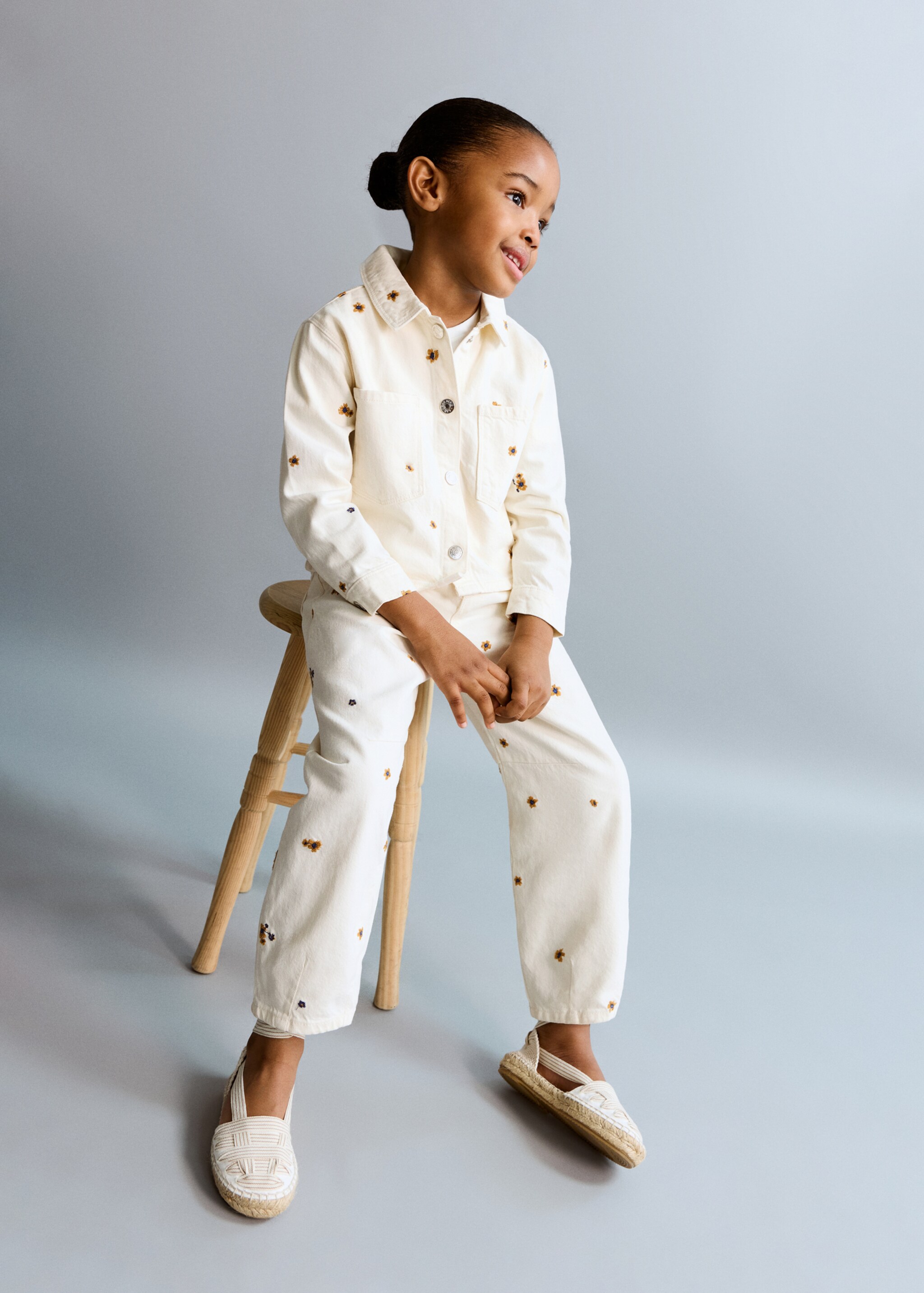 Jeans rectos bordado flores - Plano medio, Crudo. Ref: 27064429-00.