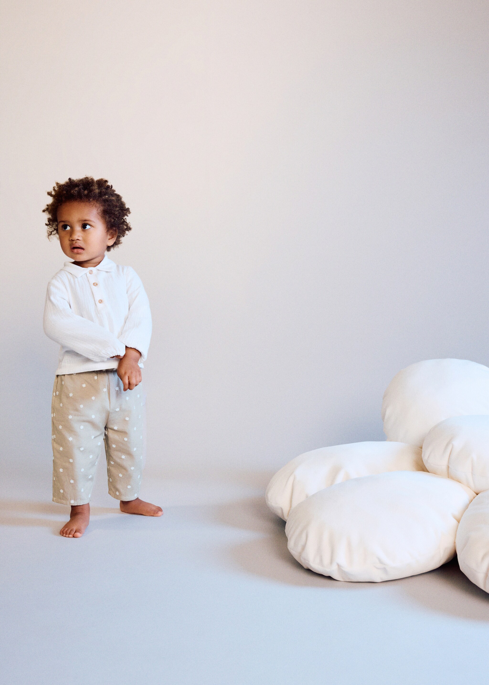 Cotton trousers with embroidered flowers - Details of the article 5, Sand. Ref: 27064432-00.