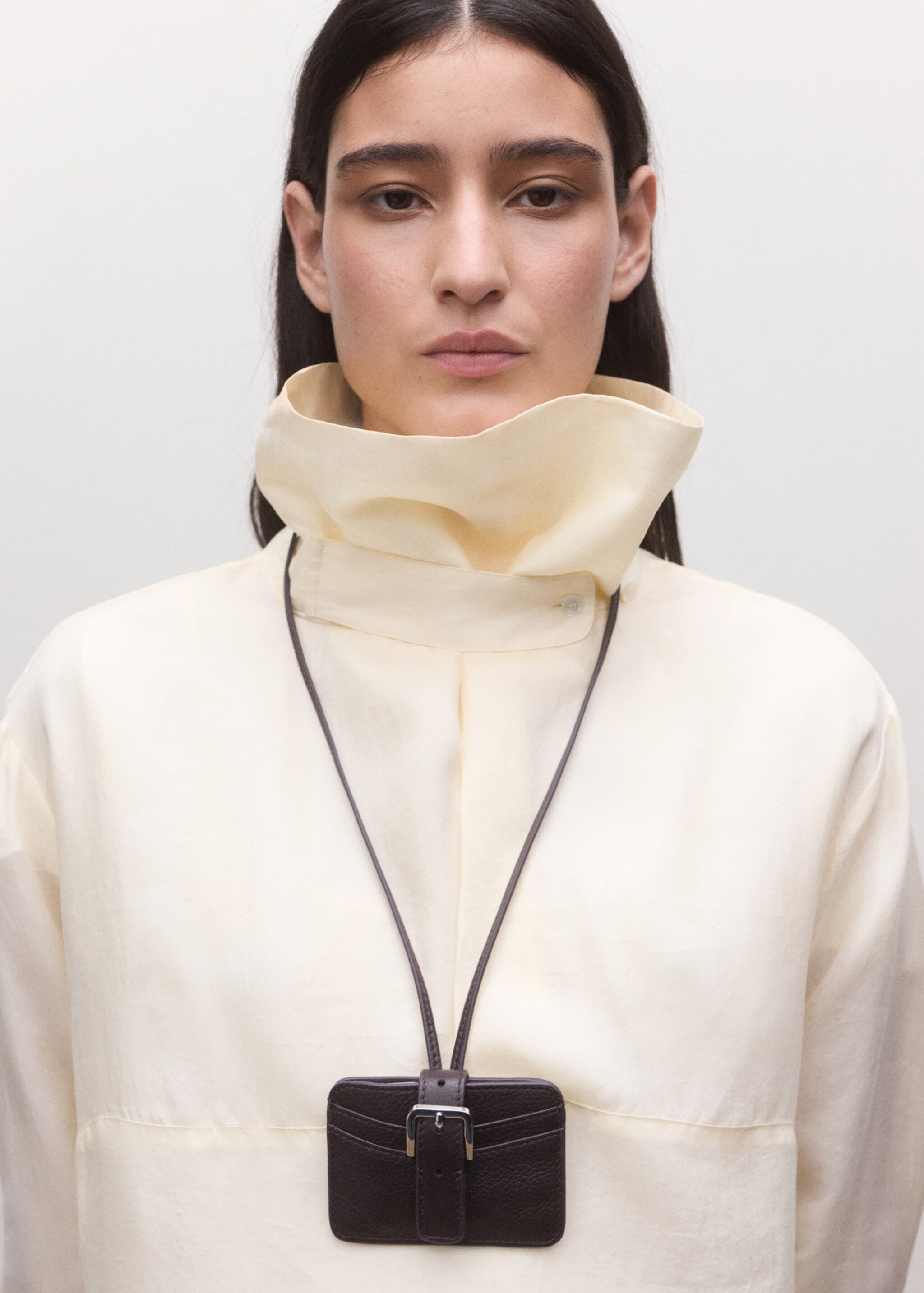 100% leather cardholder with buckle fastening - Details of the article 9, Burgundy. Ref: 27064442-00.