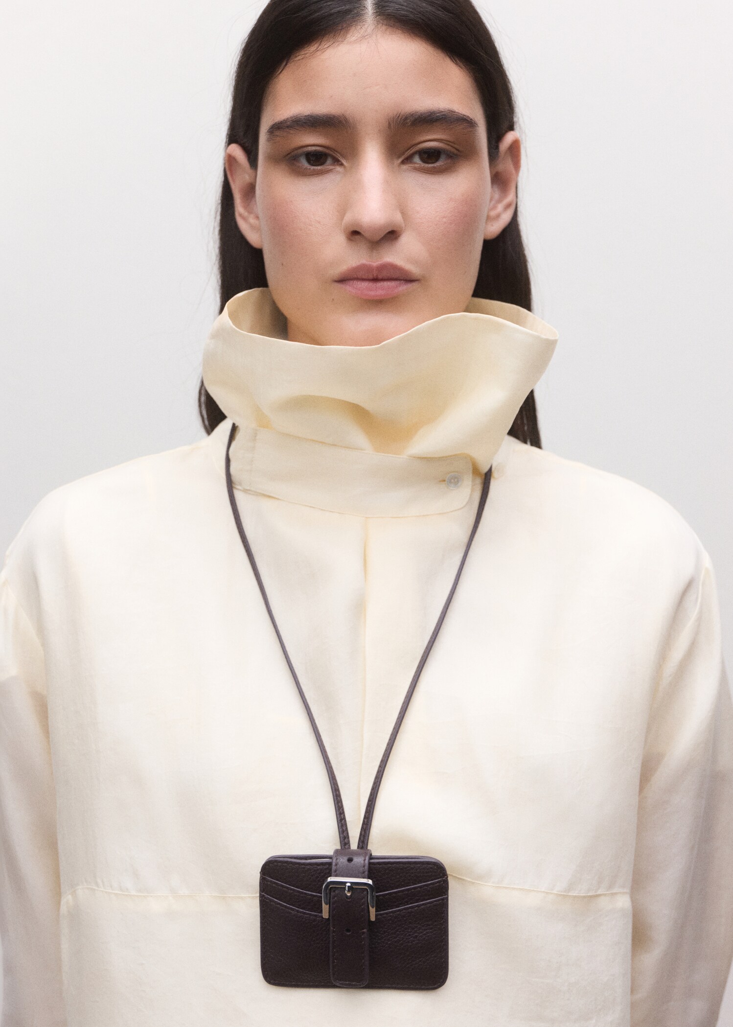 100% leather cardholder with buckle fastening - Details of the article 9