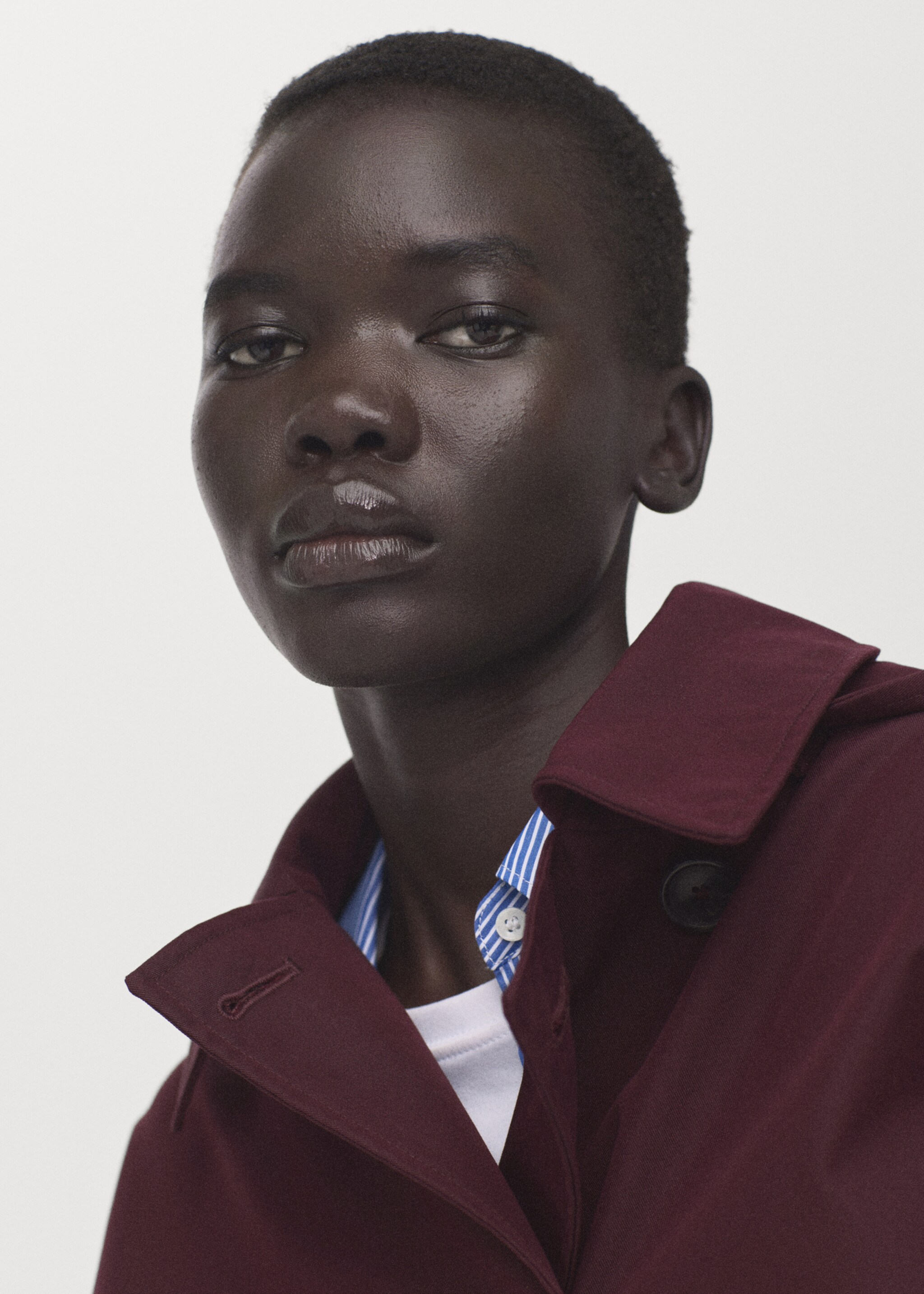 Double-breasted trench coat with hood - Details of the article 1, Maroon. Ref: 27064772-00.