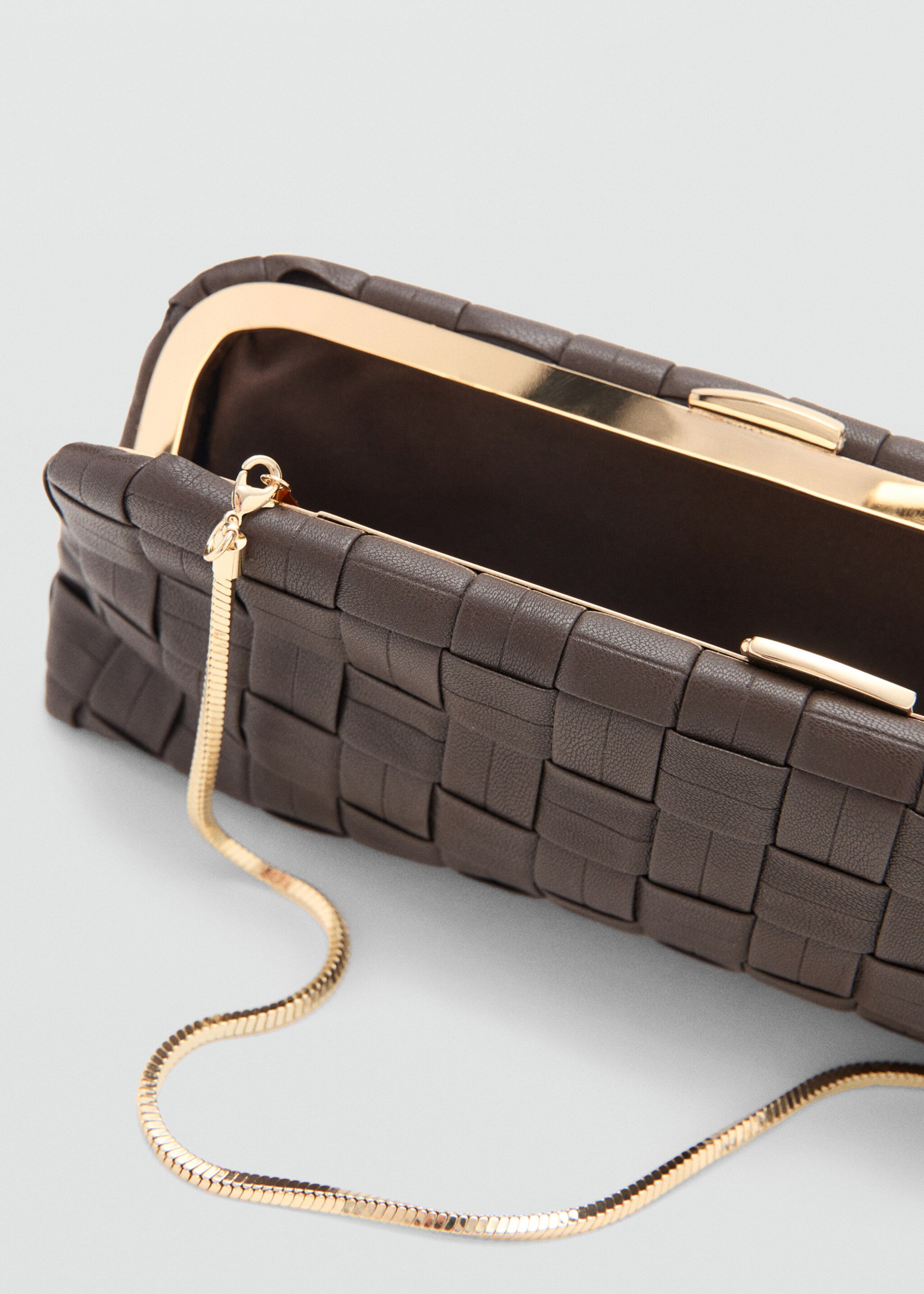 Braided handbag - Details of the article 2, Chocolate. Ref: 27064773-00.