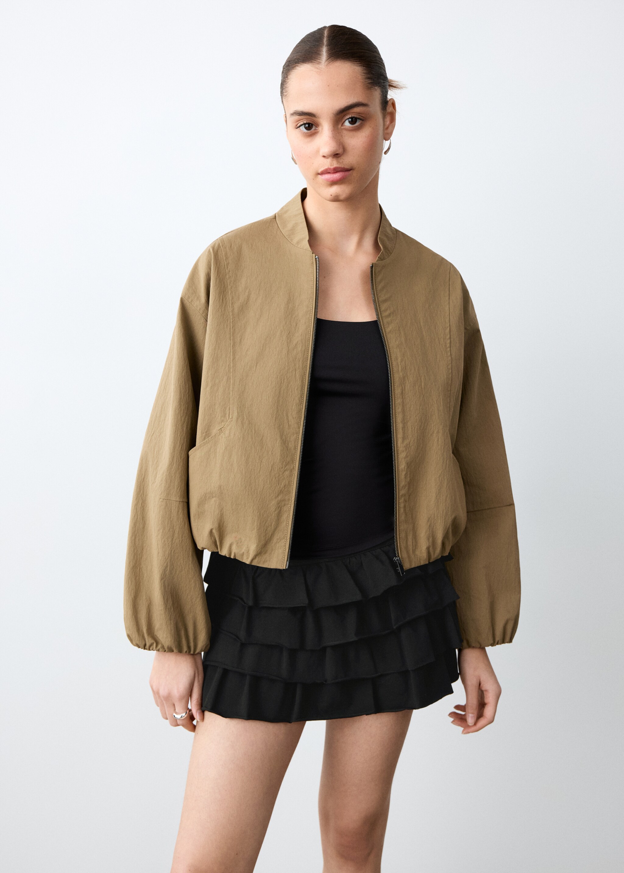 Jupe courte à volants - Plan moyen, Noir. Ref: 27064777-00.