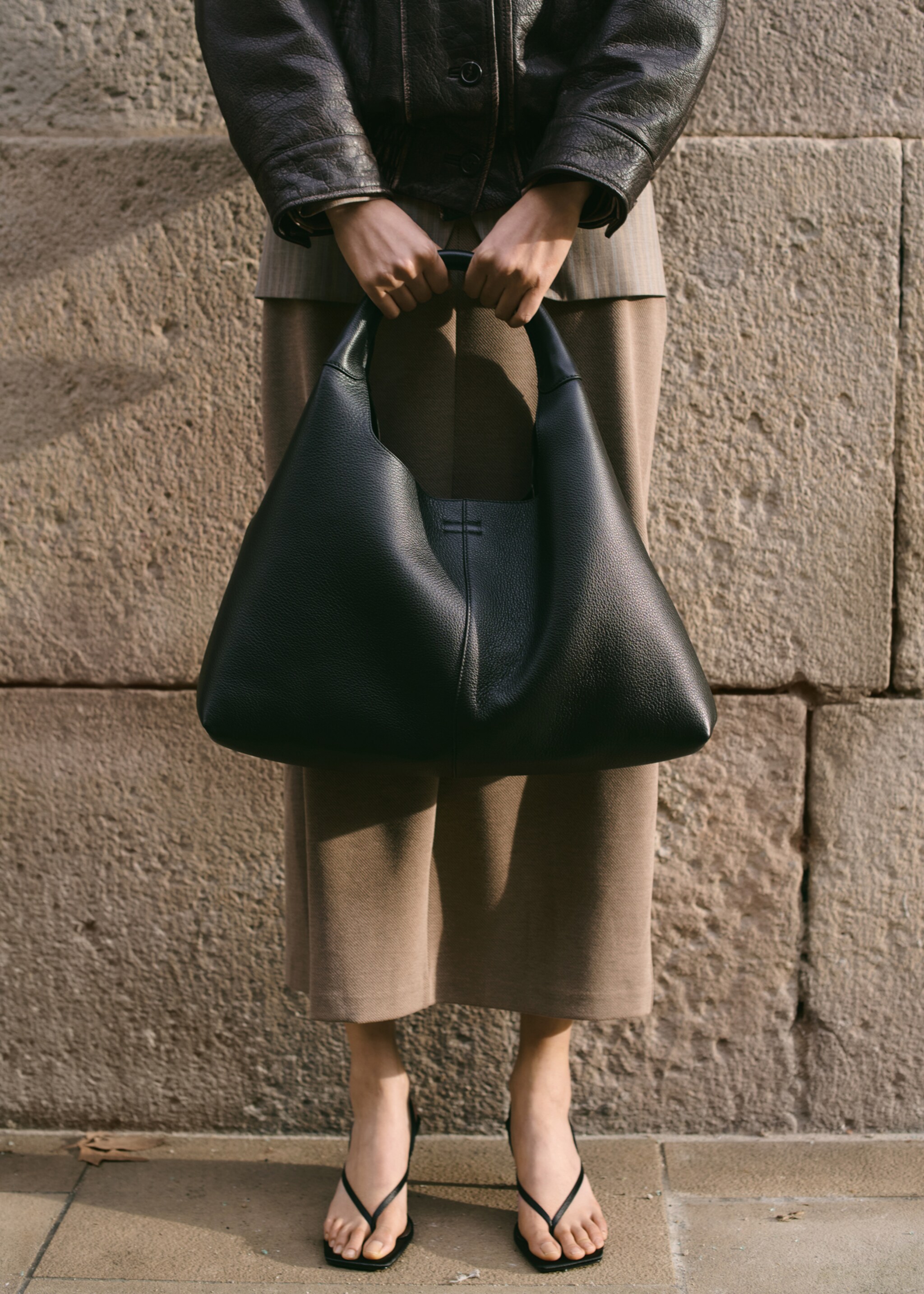 Schultertasche aus Leder mit Ziernähten - Detail des Artikels 9, Schwarz. Ref: 27064788-00.
