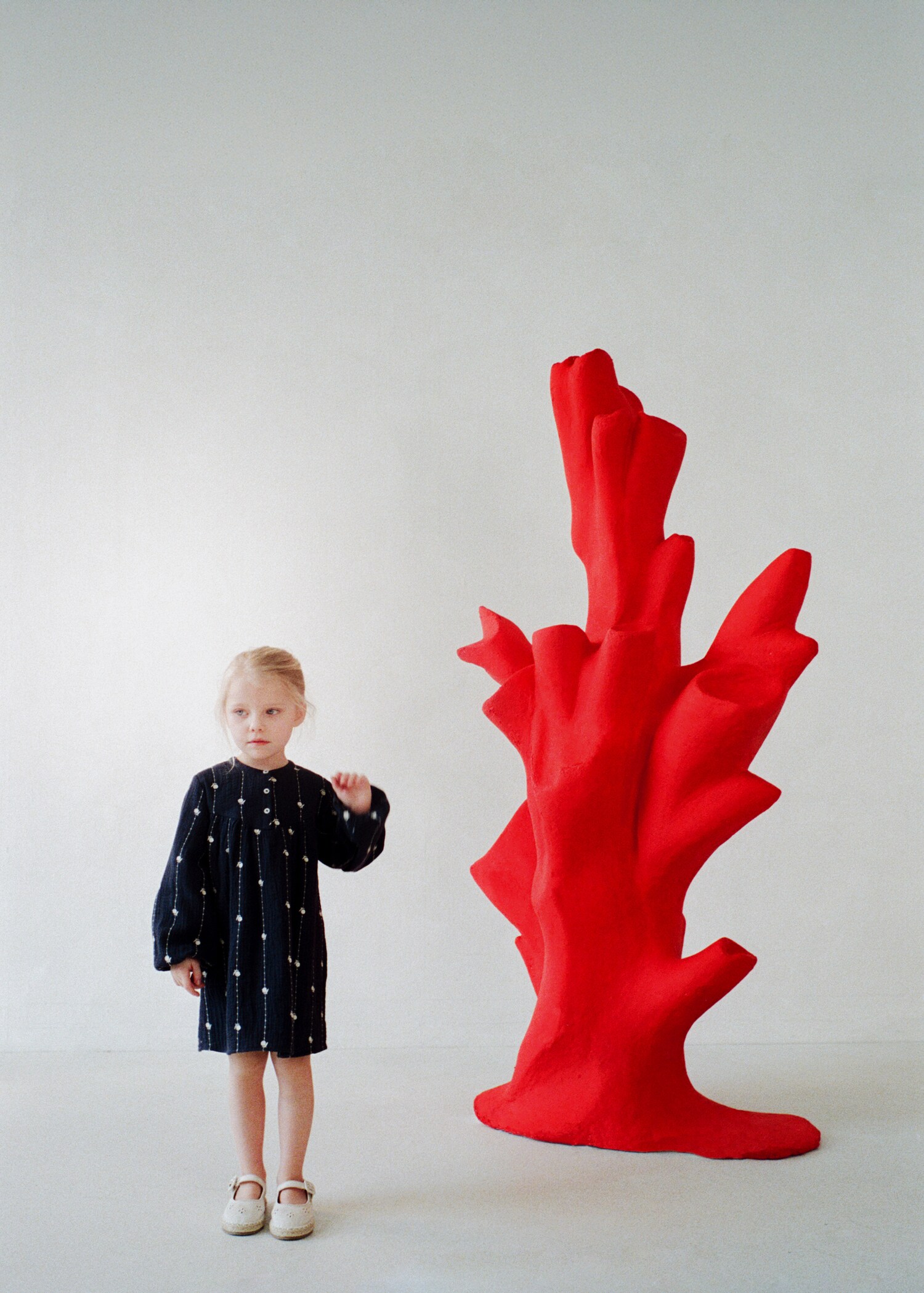 فستان من قطن مطرز بزهور - تفاصيل المنتج 5