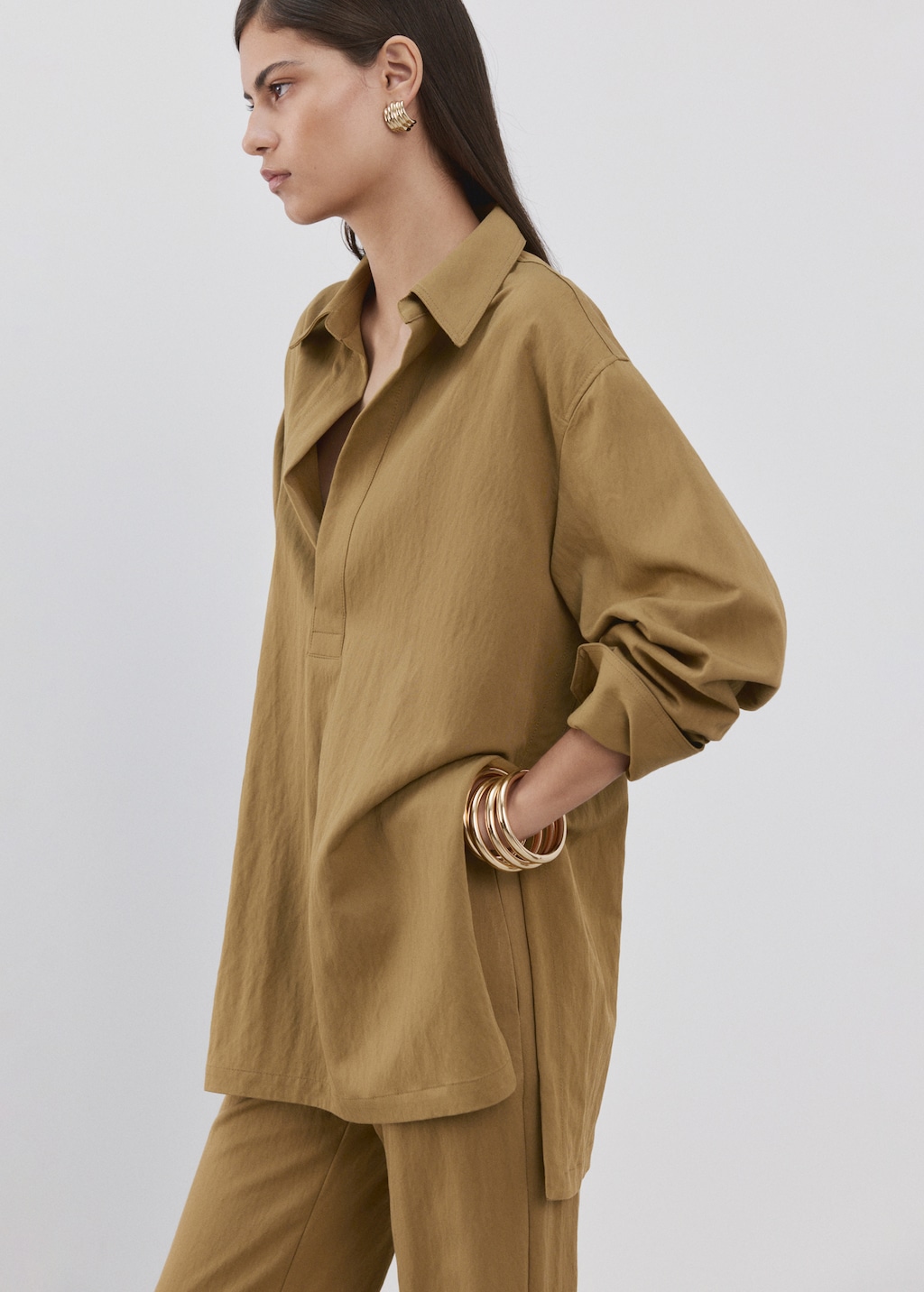 Oversized shirt with a shirt collar