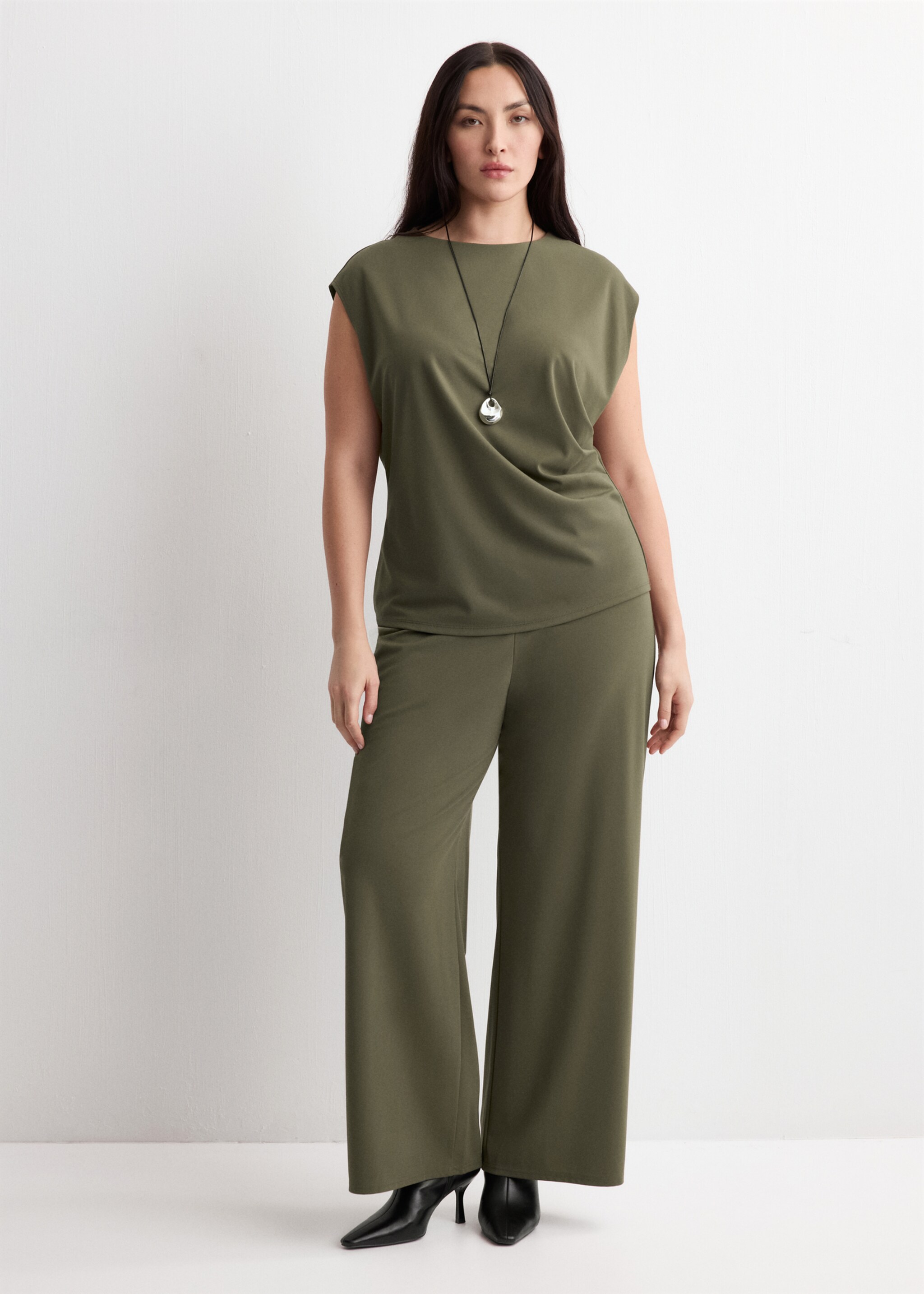 T-shirt with gathered details - Details of the article 3, Khaki. Ref: 27065835-00.