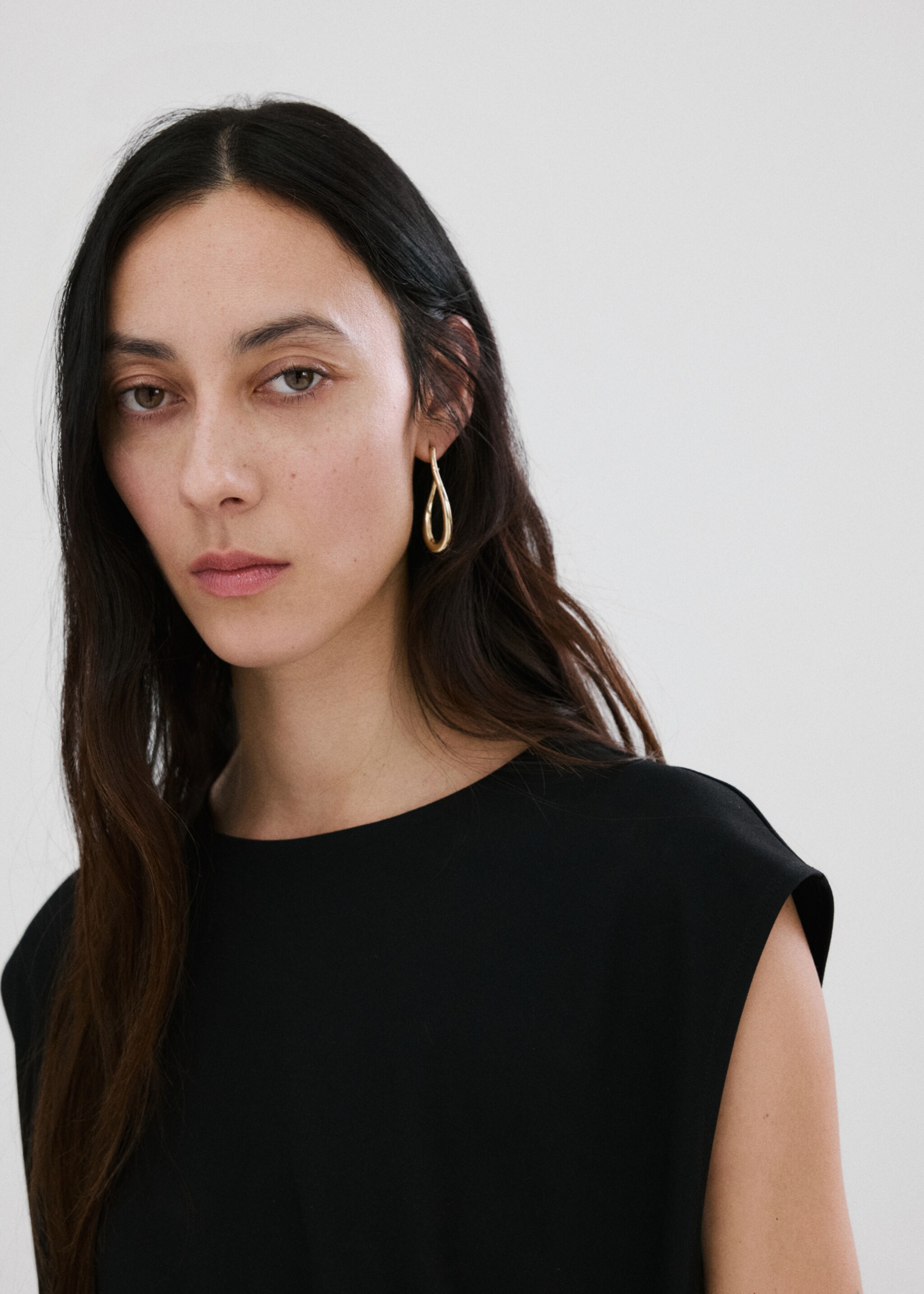 T-shirt with gathered details - Details of the article 1, Black. Ref: 27065835-00.