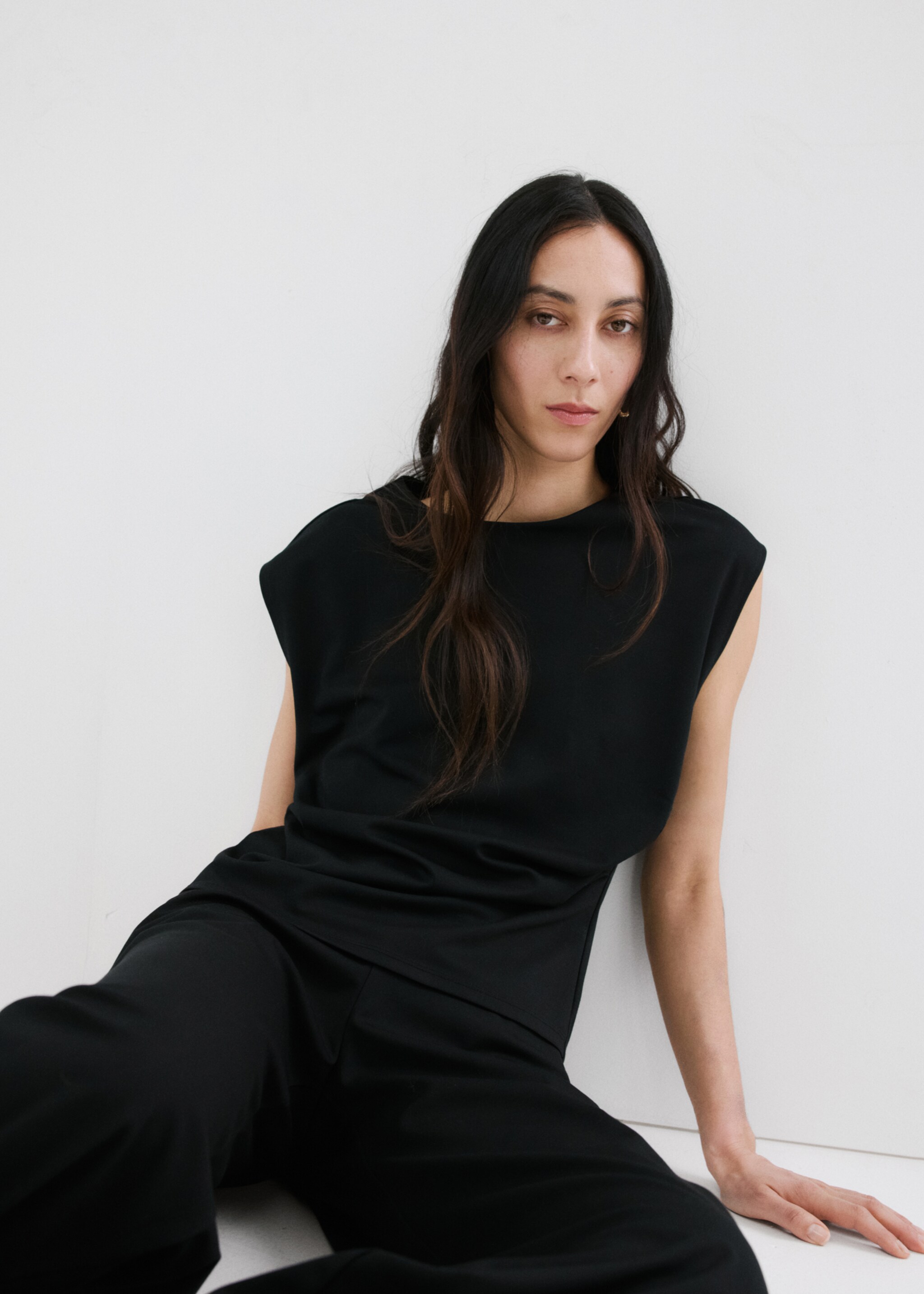 T-shirt with gathered details - Details of the article 2, Black. Ref: 27065835-00.