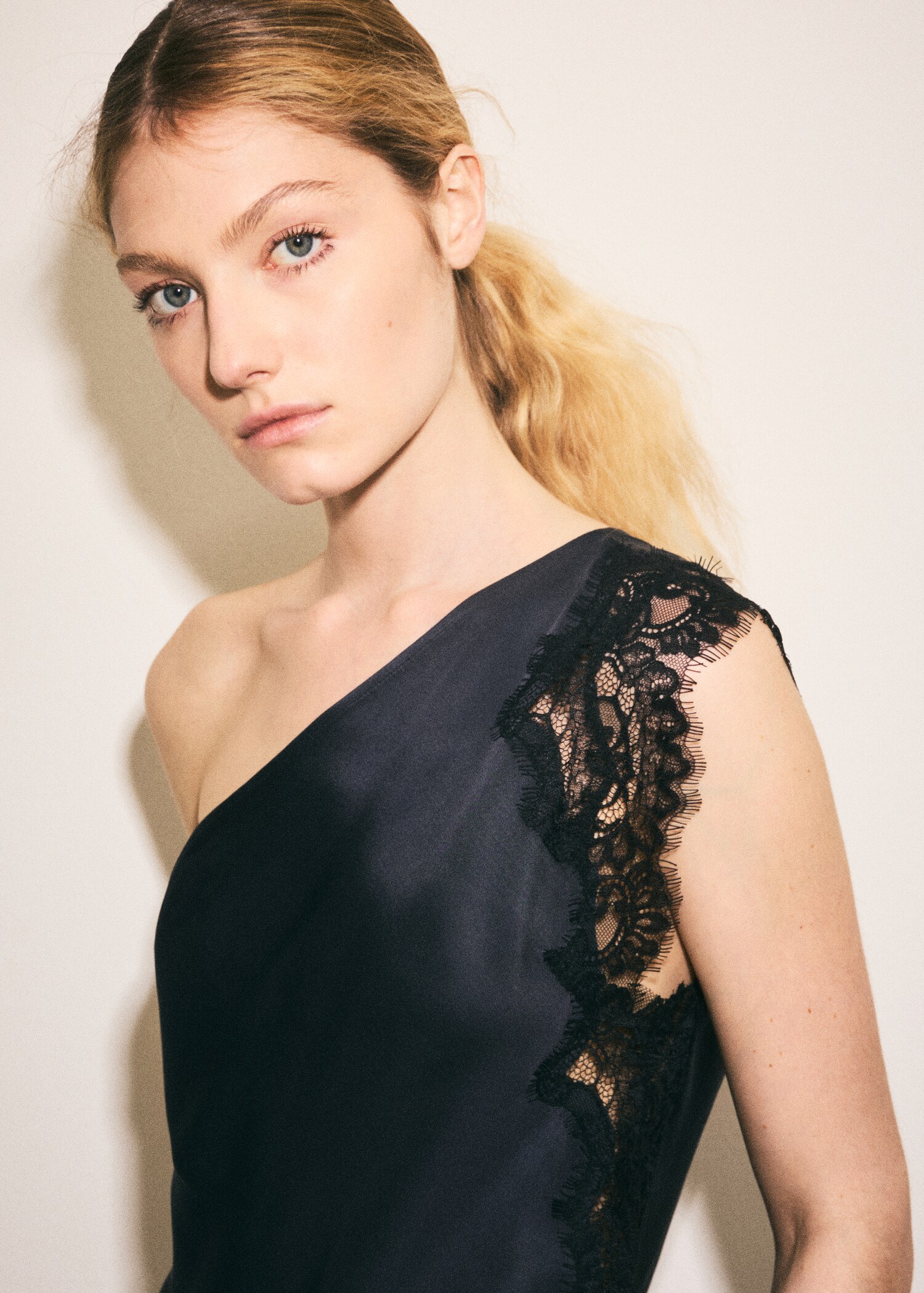 Top de llenceria blonda asimètric - Pla mig