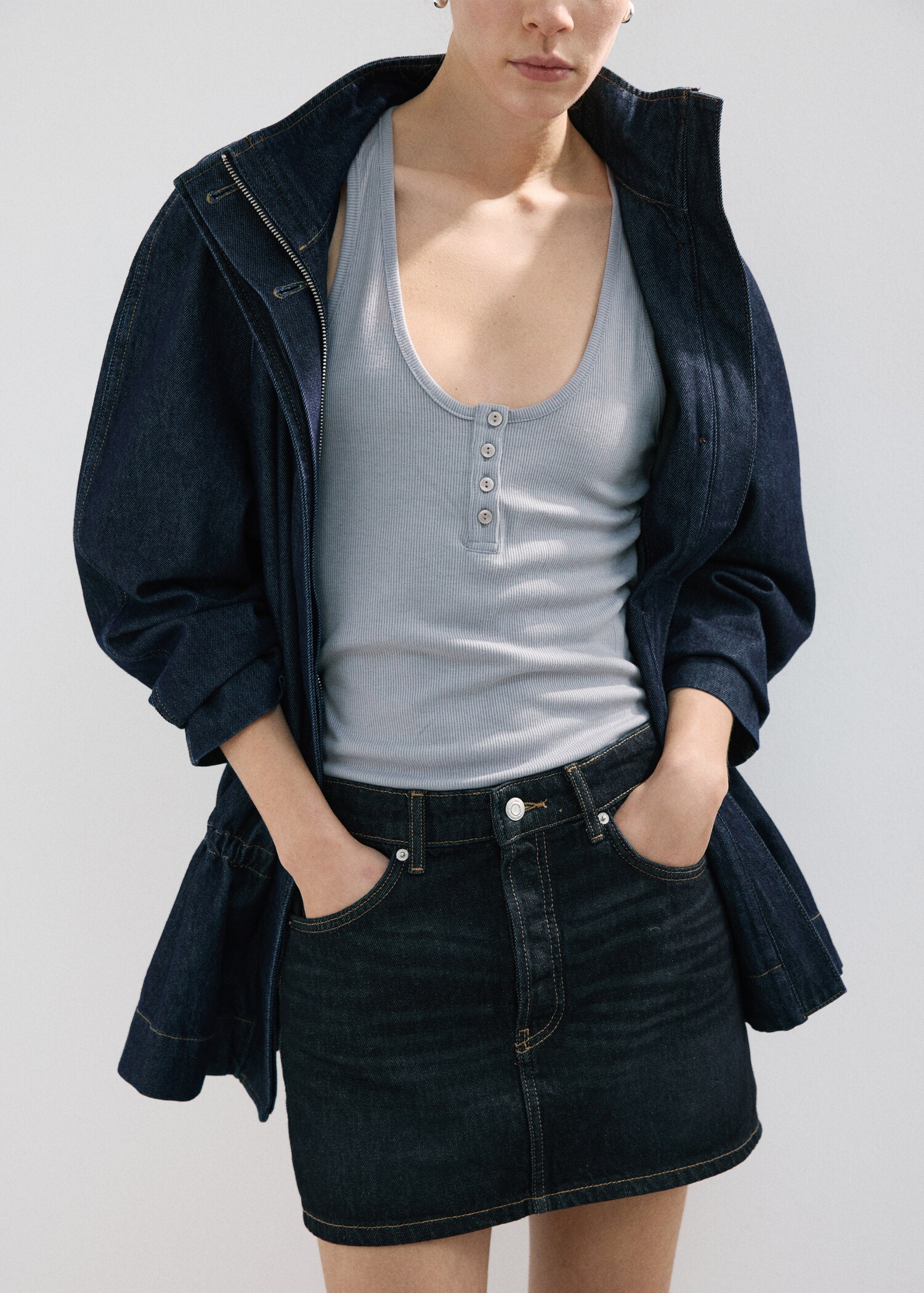 Minifalda vaquera tiro bajo - Plano medio