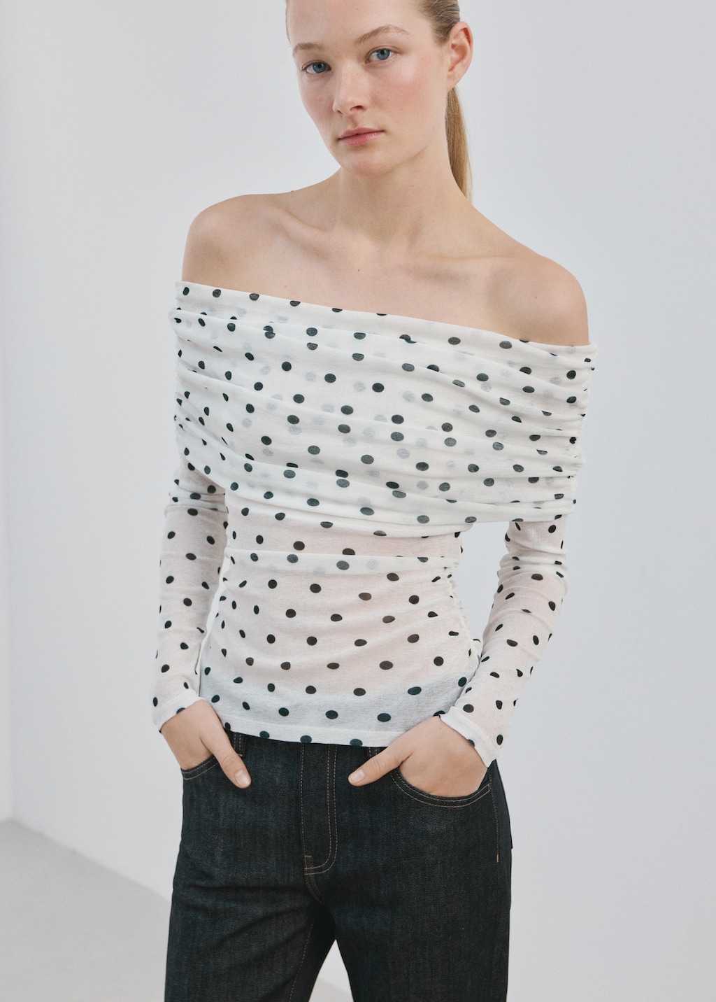 Polka-dot strapless shirt