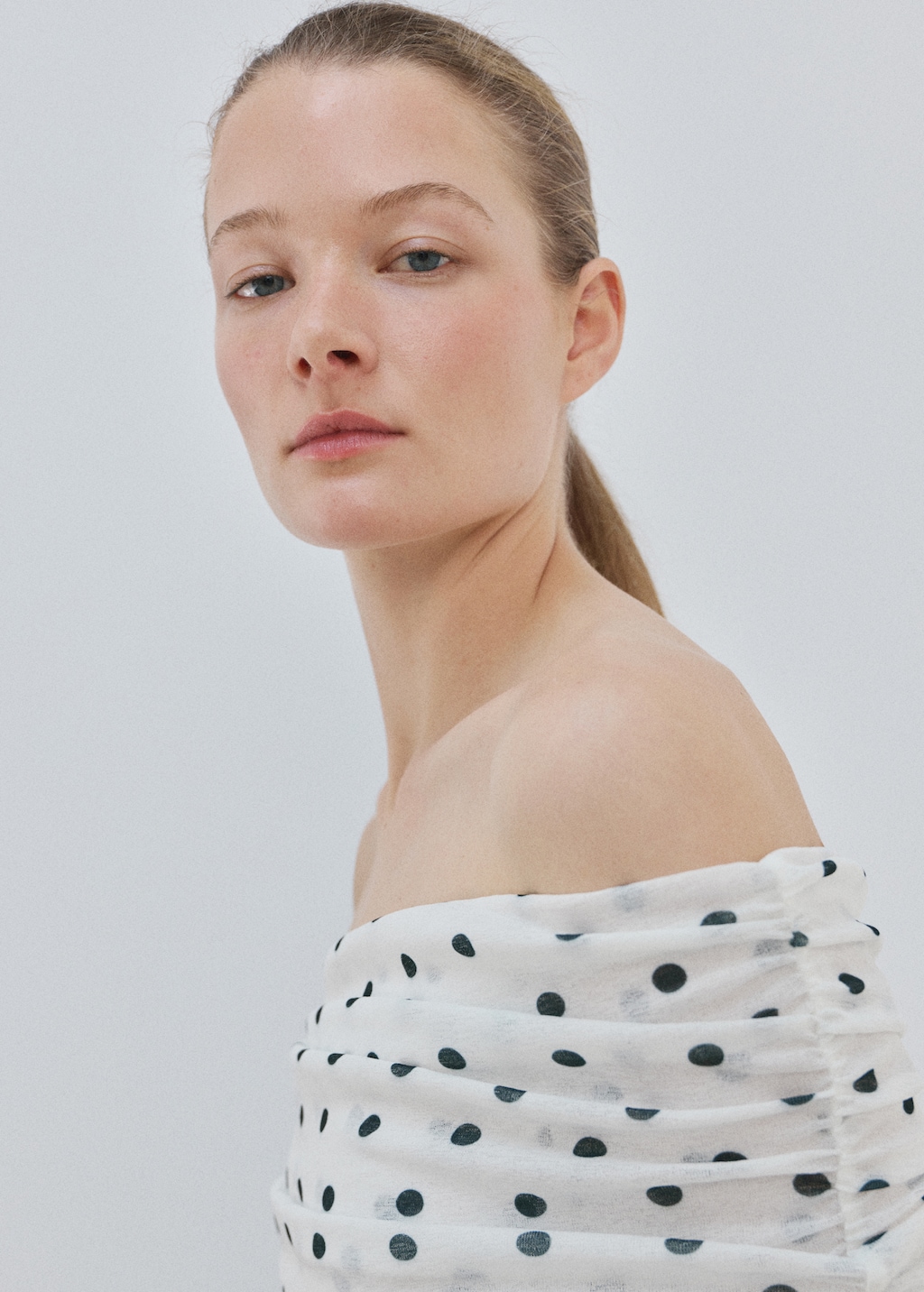 Polka-dot strapless shirt - image 4