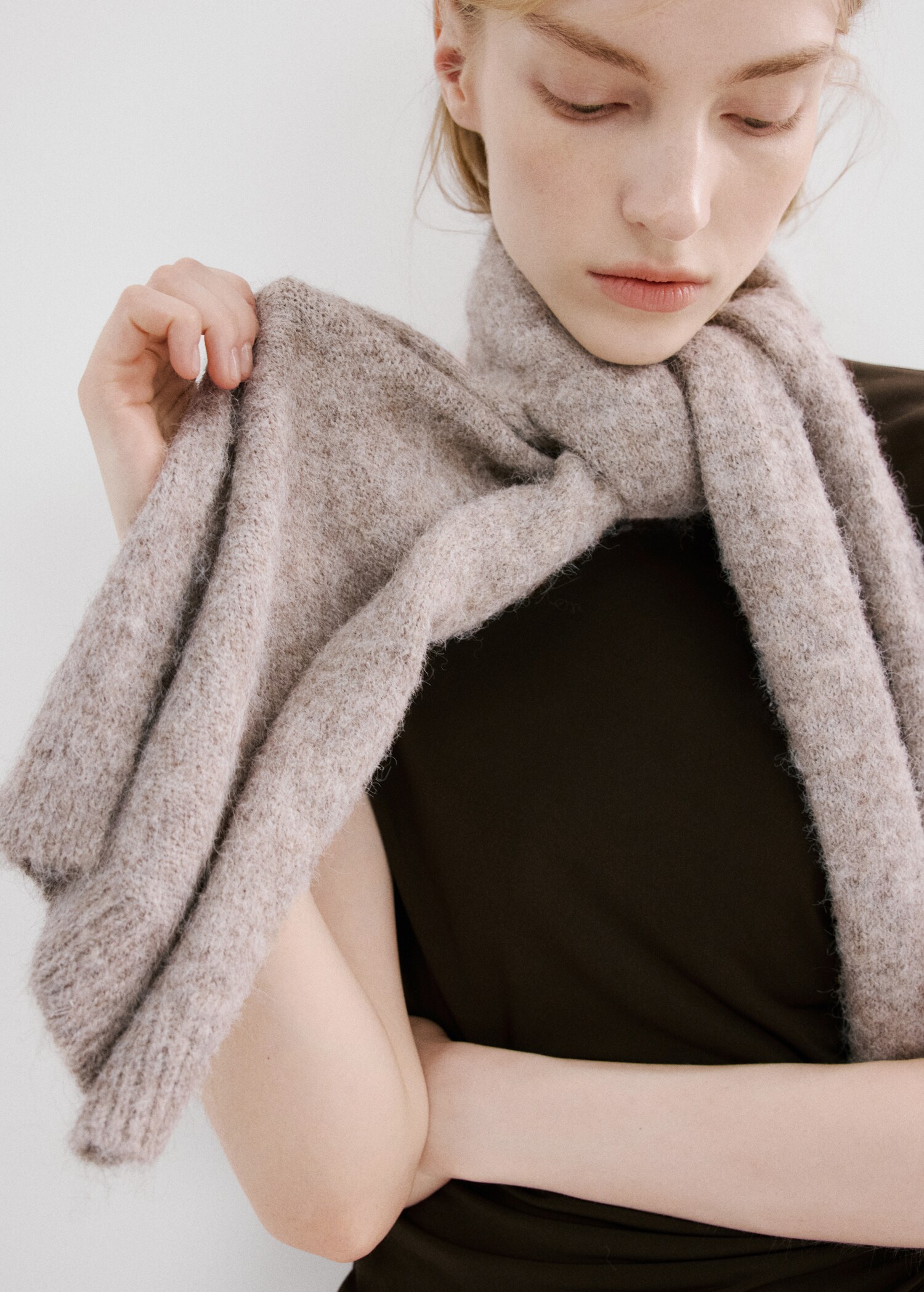 Robe broche corps froncé - Plan moyen