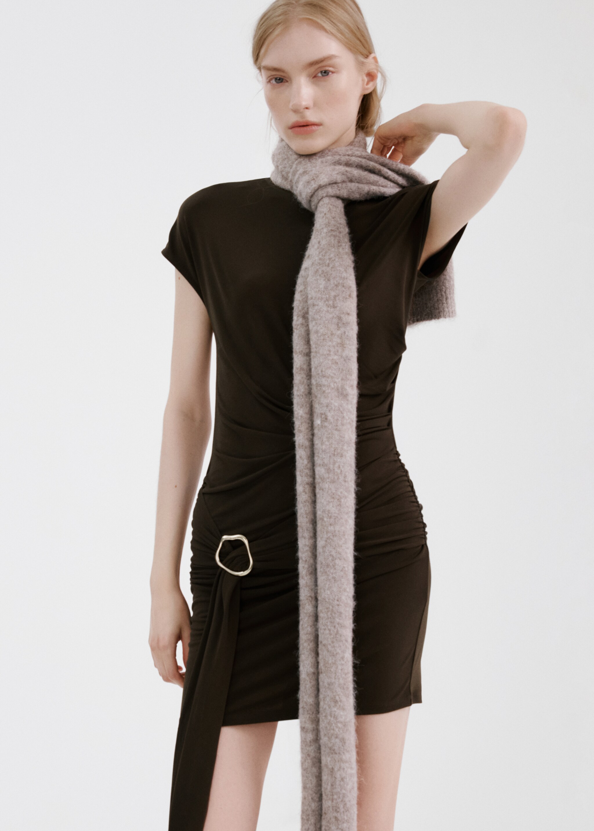 Robe broche corps froncé - Détail de l'article 2, Marron. Ref: 27065843-00.