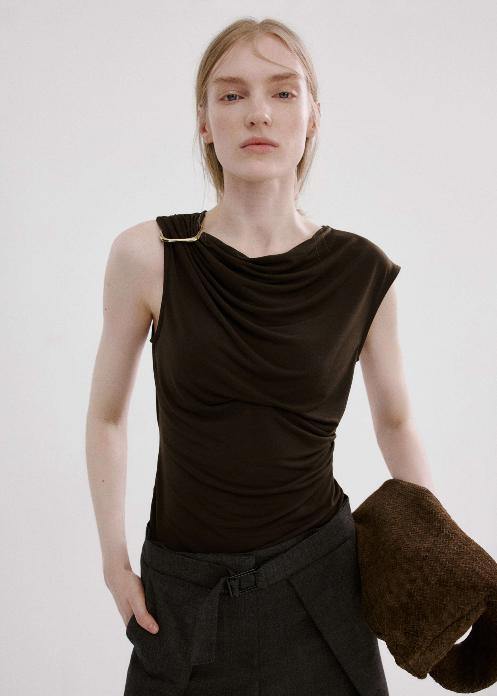 Top detalle metálico - Plano medio, Marrón. Ref: 27065844-00.