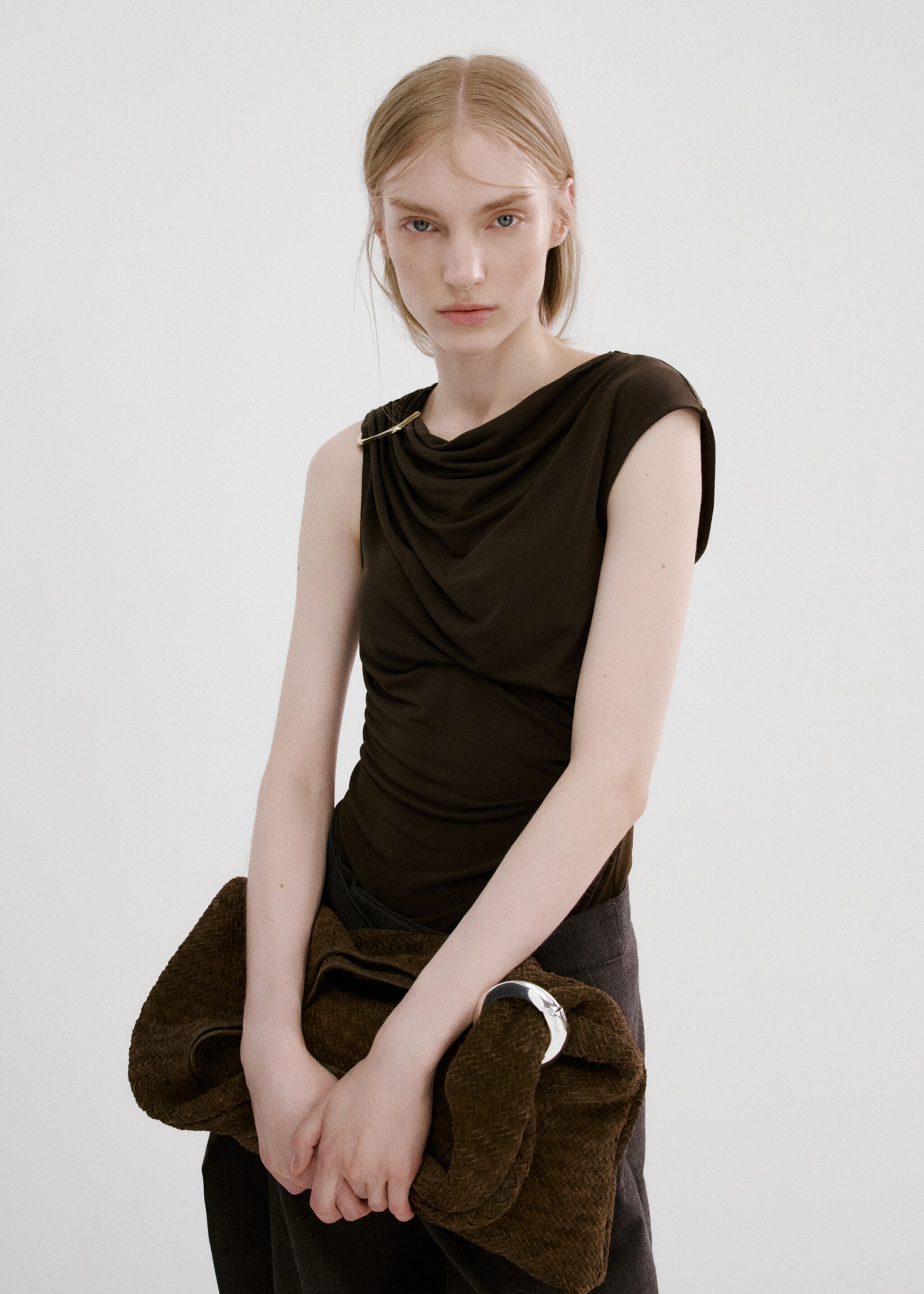 Top detalle metálico - Detalle del artículo 2, Marrón. Ref: 27065844-00.