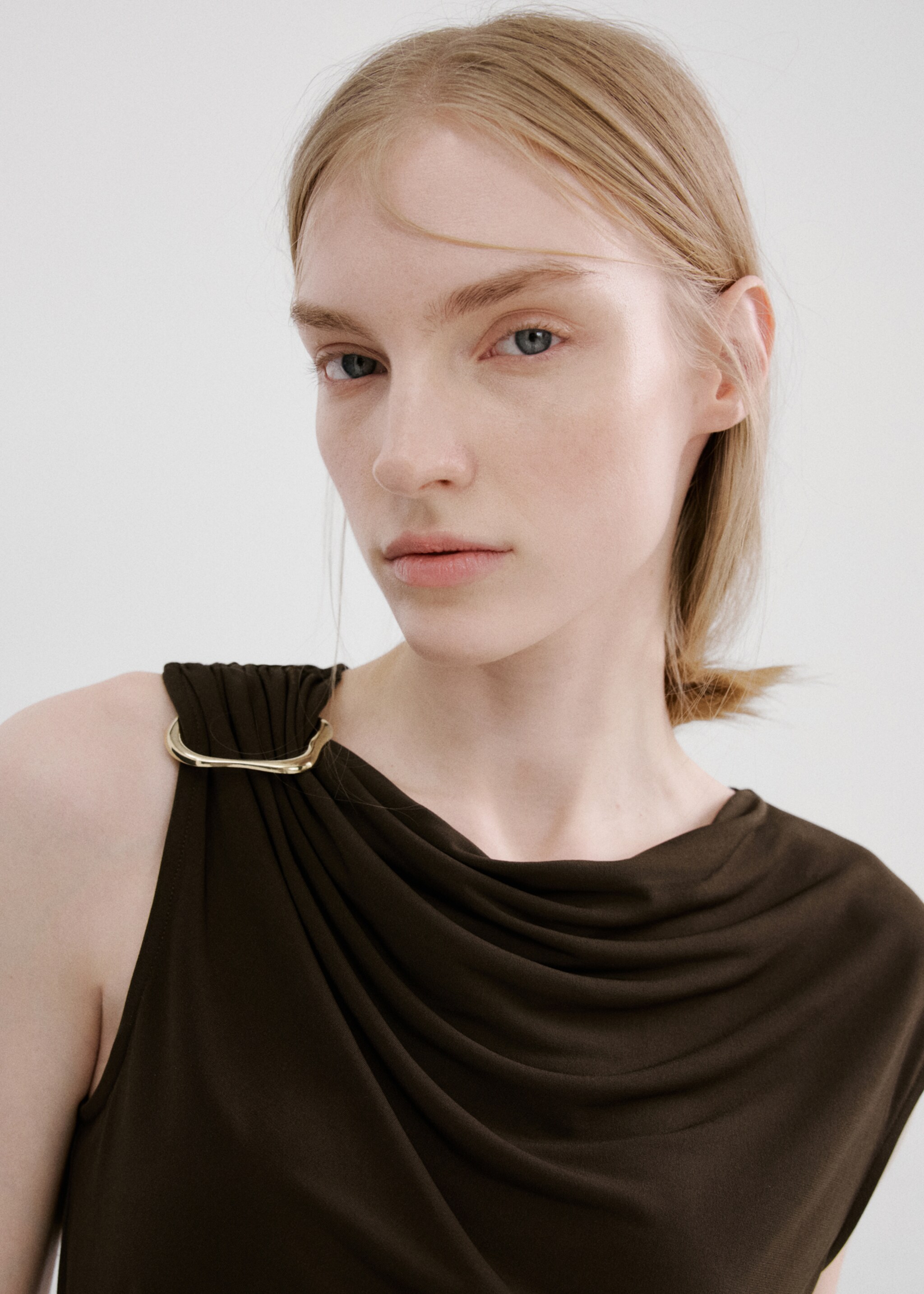 Top detalle metálico - Detalle del artículo 6, Marrón. Ref: 27065844-00.