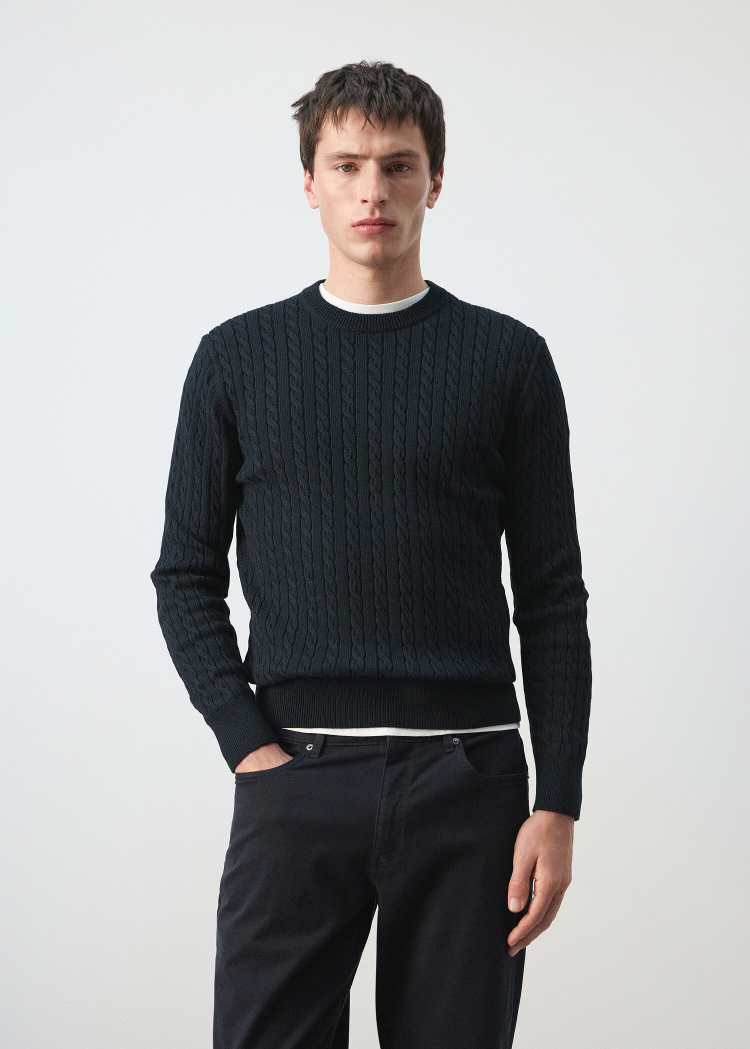 100% cotton cable knit sweater - Medium plane