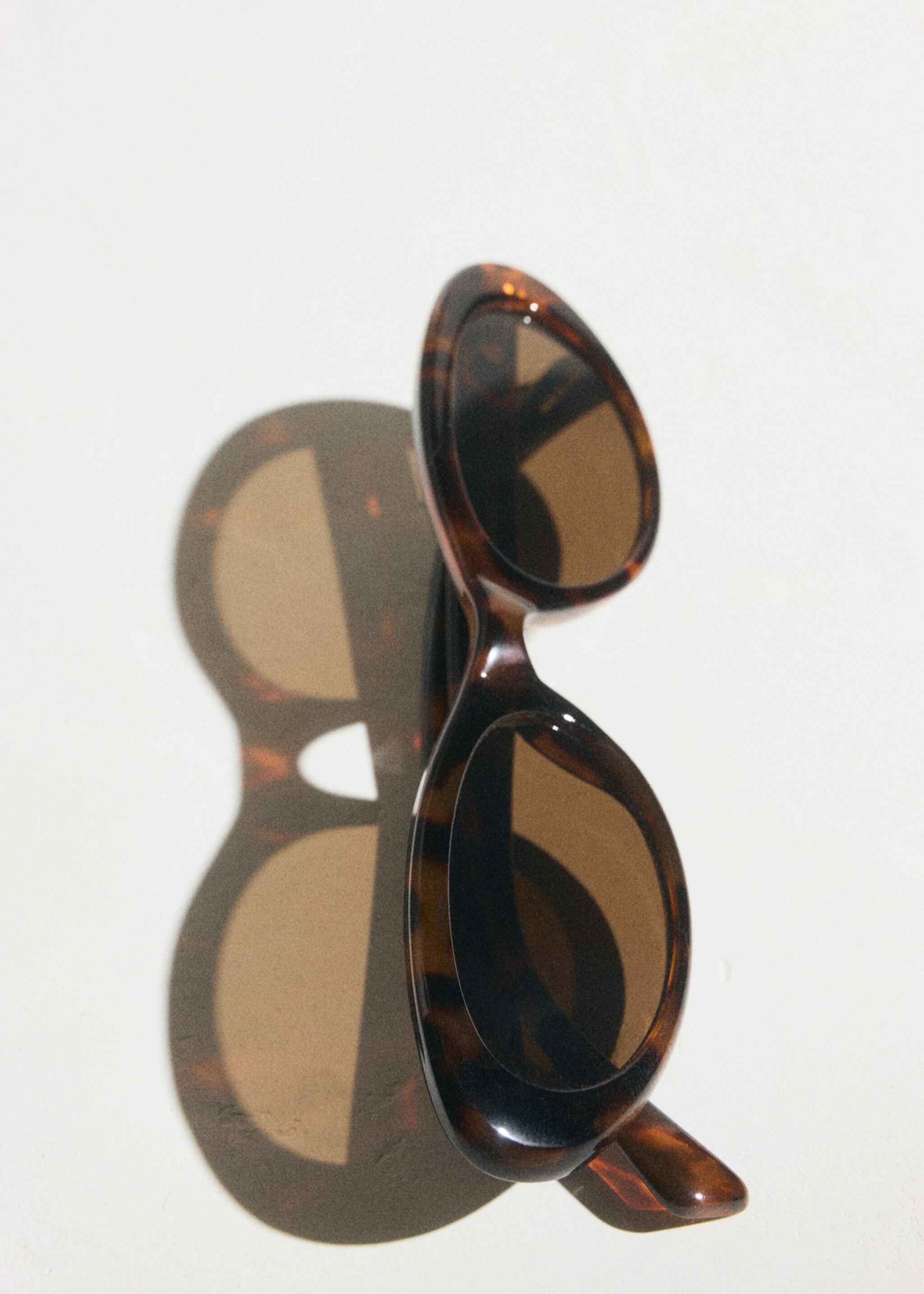 Солнцезащитные очки в пластиковой оправе - Деталь изделия 6, Шоколадный. Ref: 27065950-00.