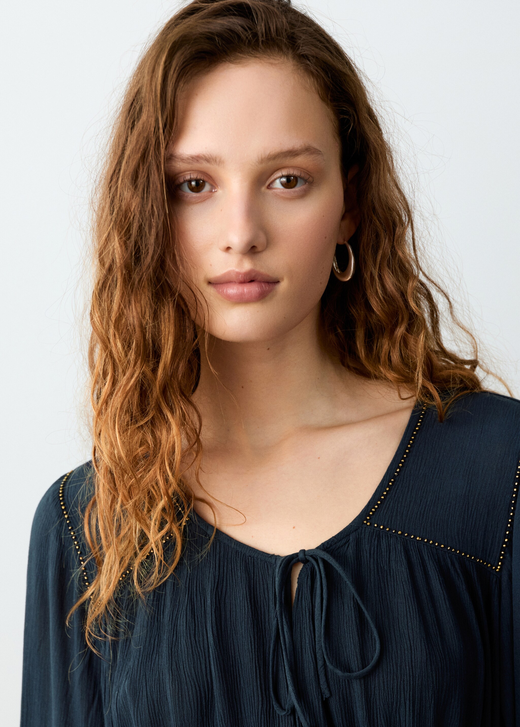 Short dress with bead detail - Details of the article 1, Blue. Ref: 27065957-00.