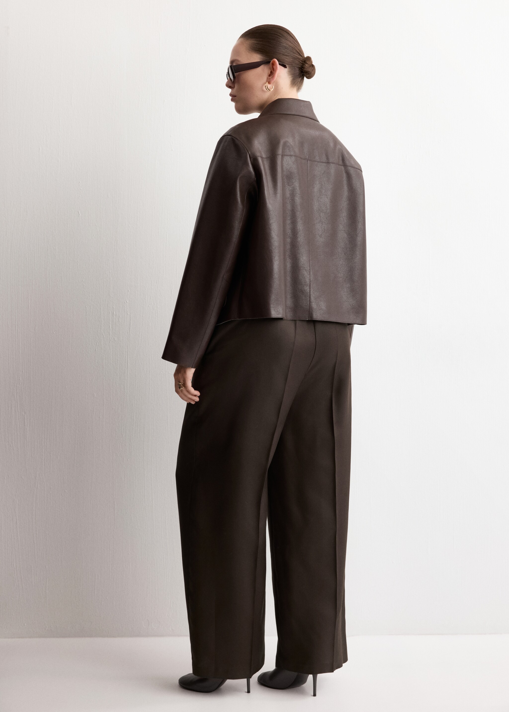 High-waisted lyocell pants - Details of the article 4, Chocolate. Ref: 27065964-00.
