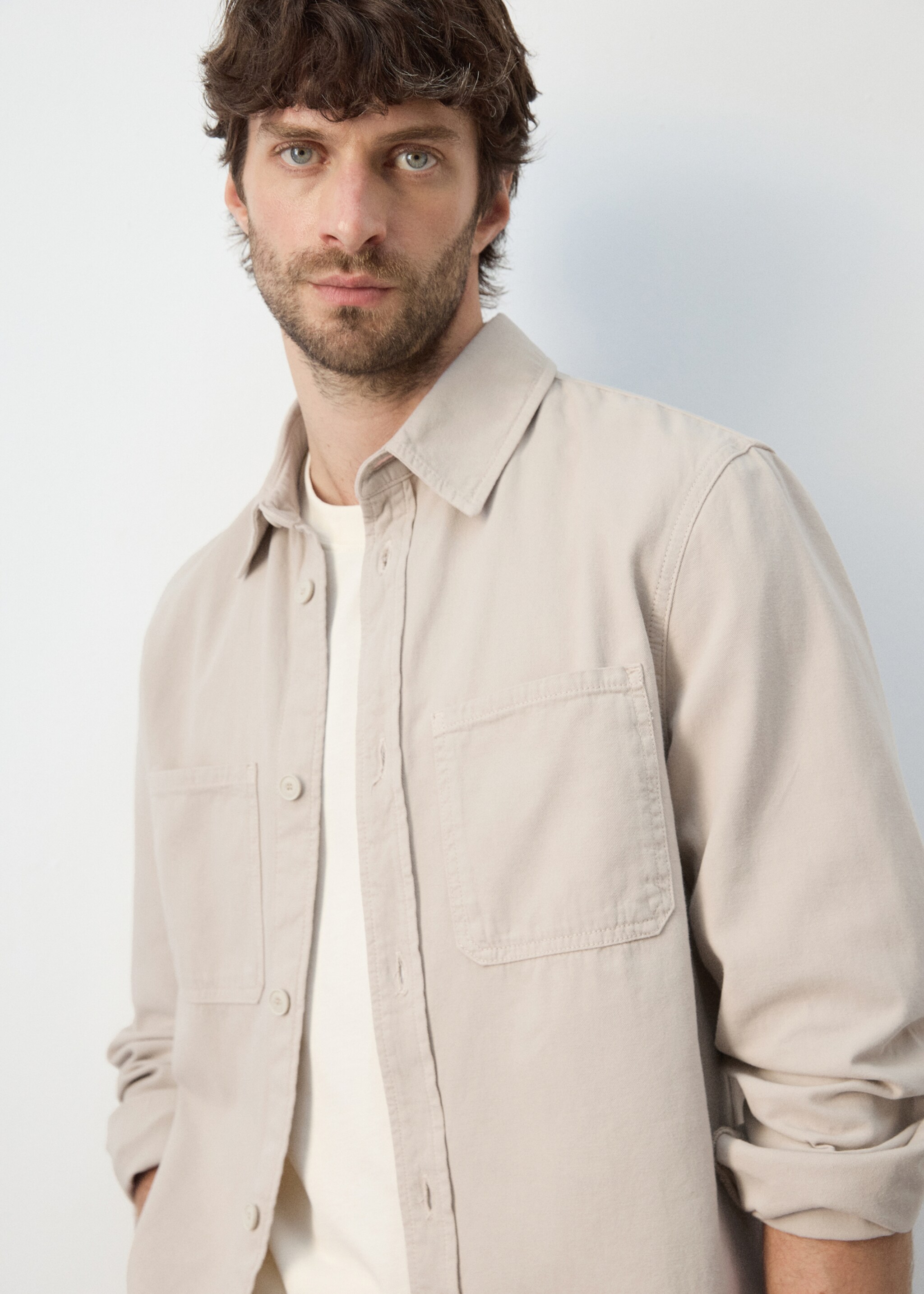 100% cotton overshirt with pockets - Details of the article 1, Sand. Ref: 27065968-00.