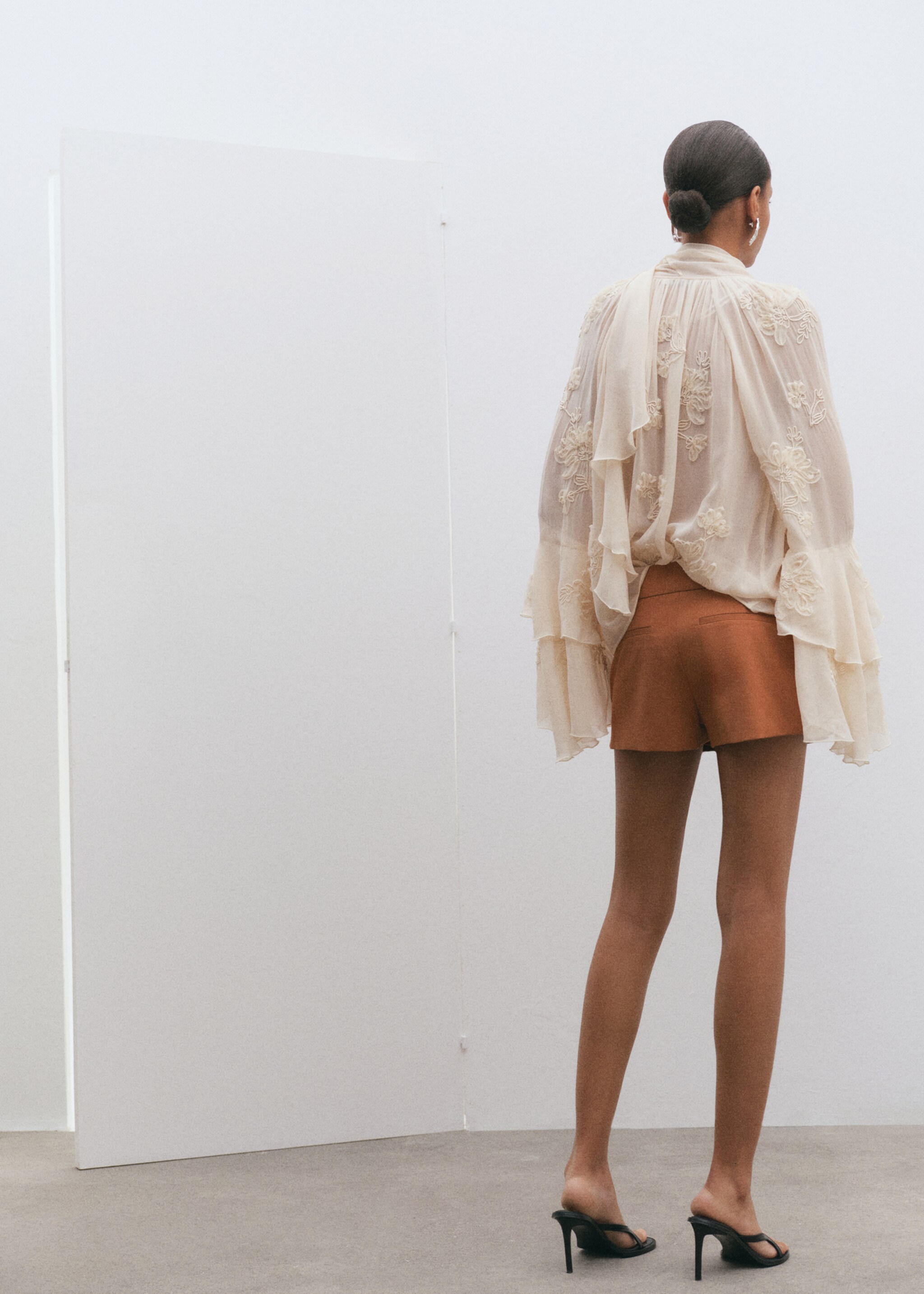 Mini jupe short à plis plats - Verso de l’article, Nude. Ref: 27066001-00.