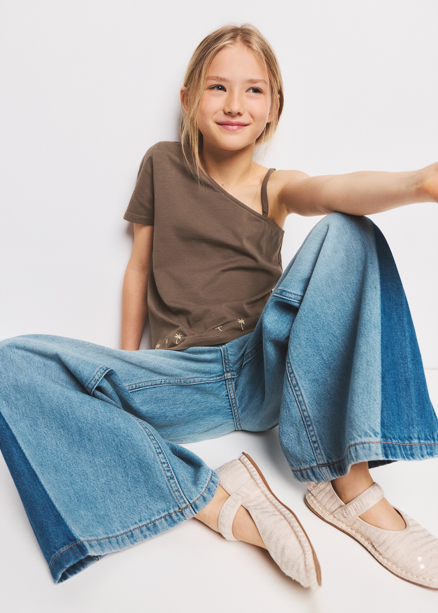 Asymmetric embroidered T-shirt - Details of the article 1