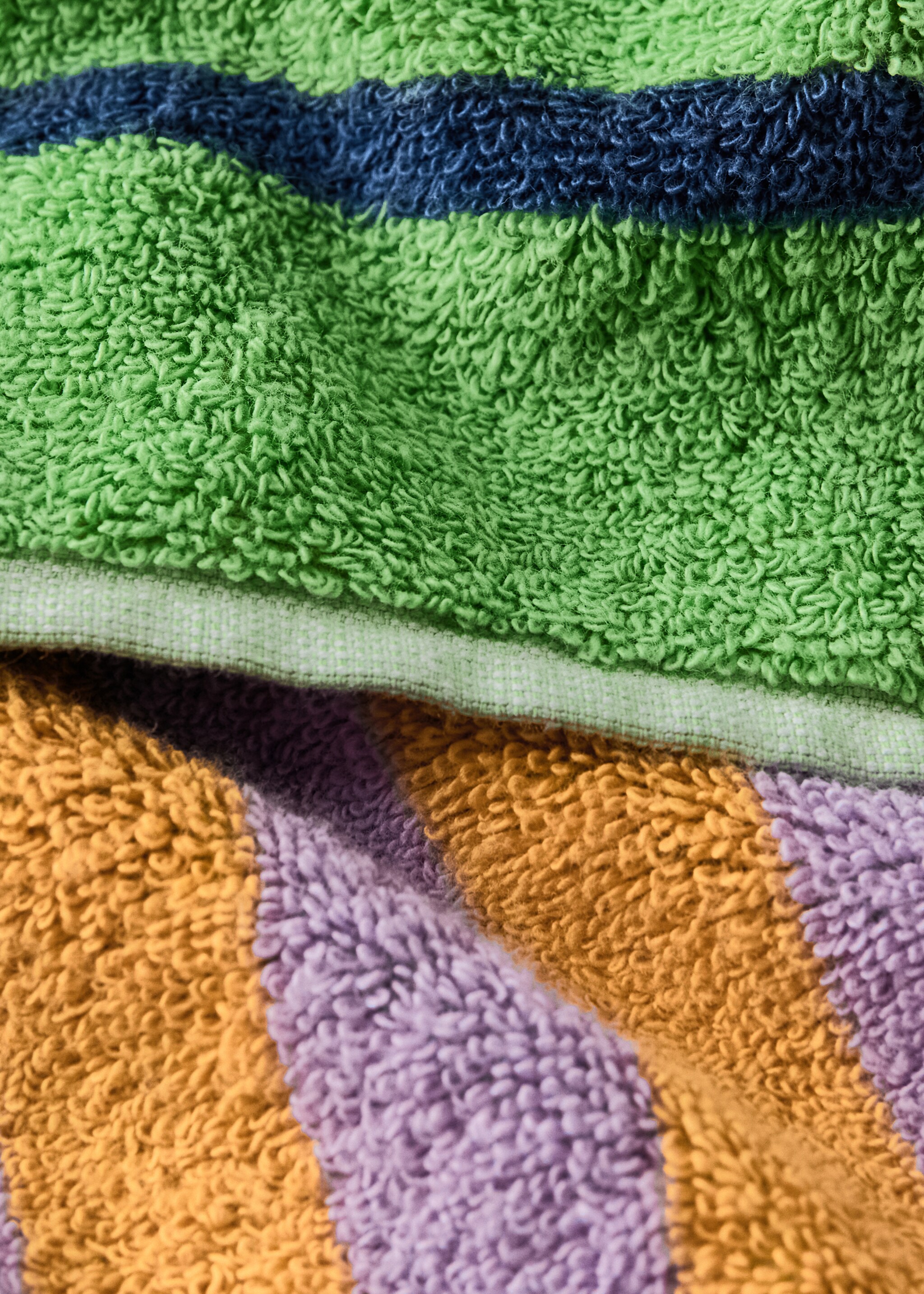 Reversible striped beach towel - Details of the article 1, Green Apple. Ref: 27066352-00.
