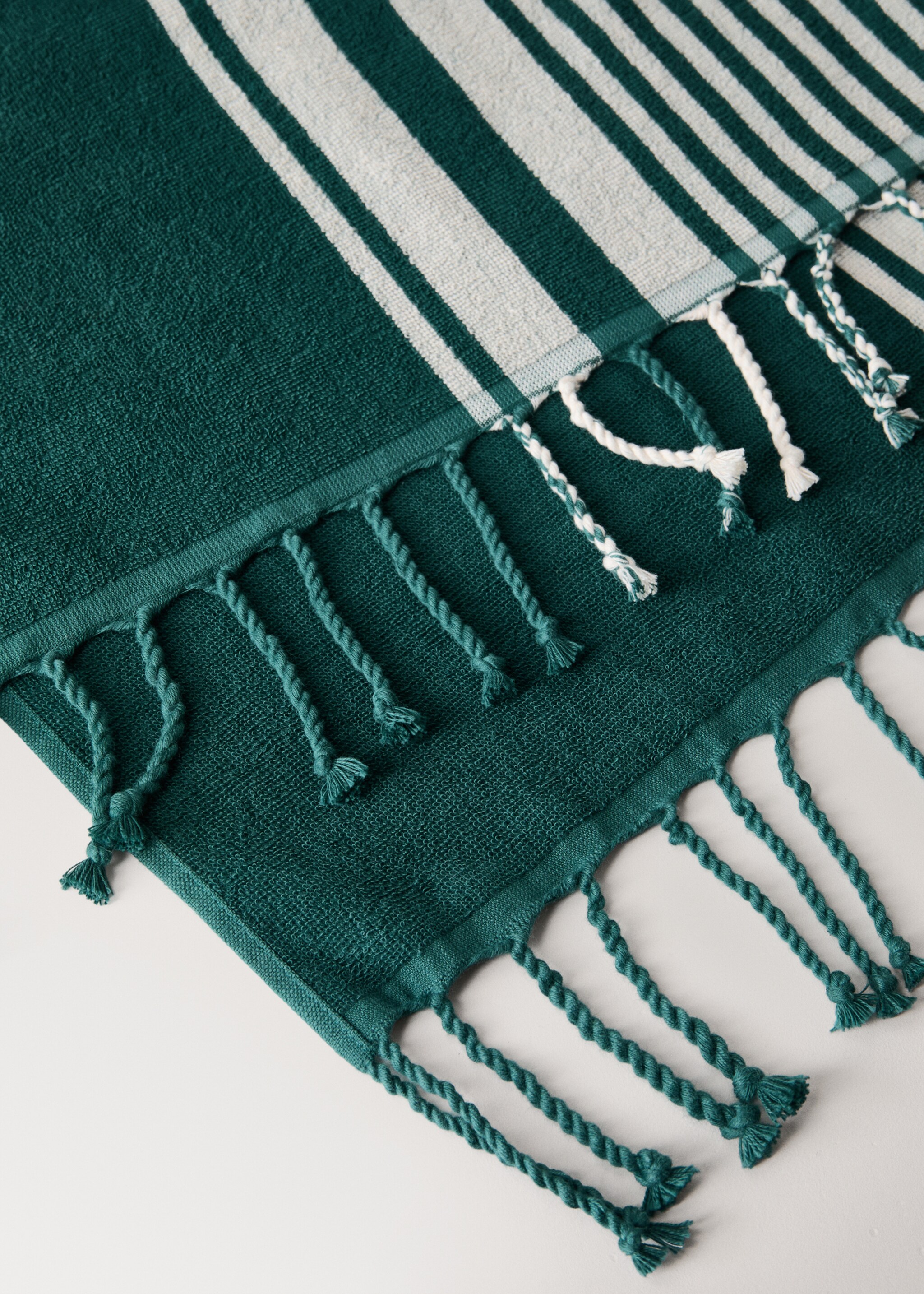 Striped beach towel with tassel detail - Details of the article 2, Forest Green. Ref: 27066357-00.