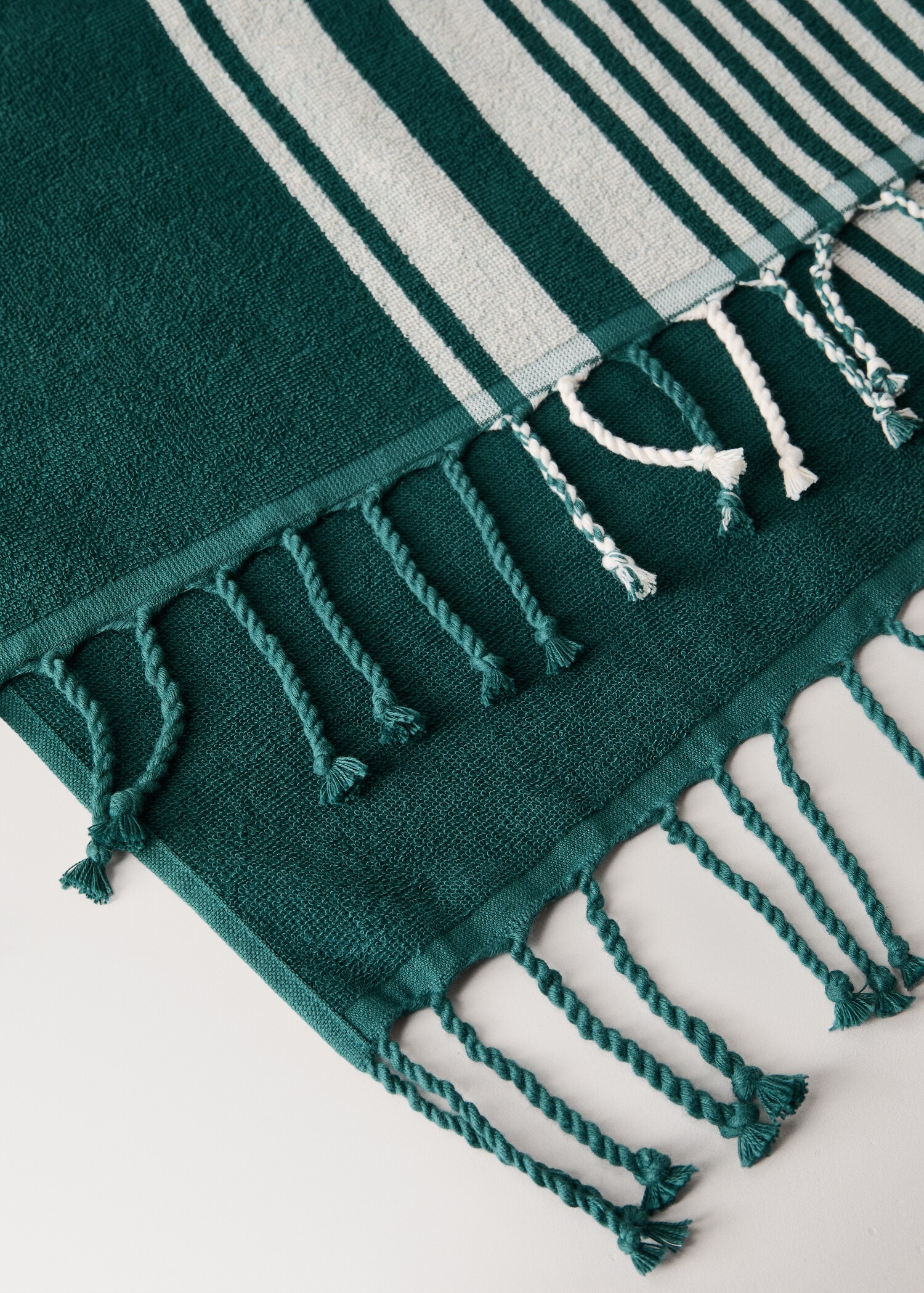 Striped beach towel with tassel detail - Details of the article 2
