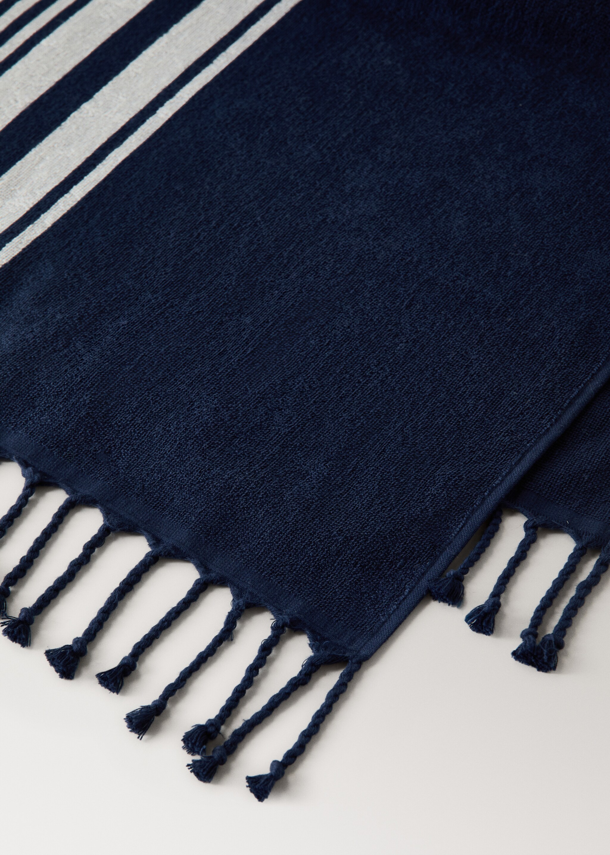 Striped beach towel with tassel detail - Details of the article 1, Navy. Ref: 27066357-00.