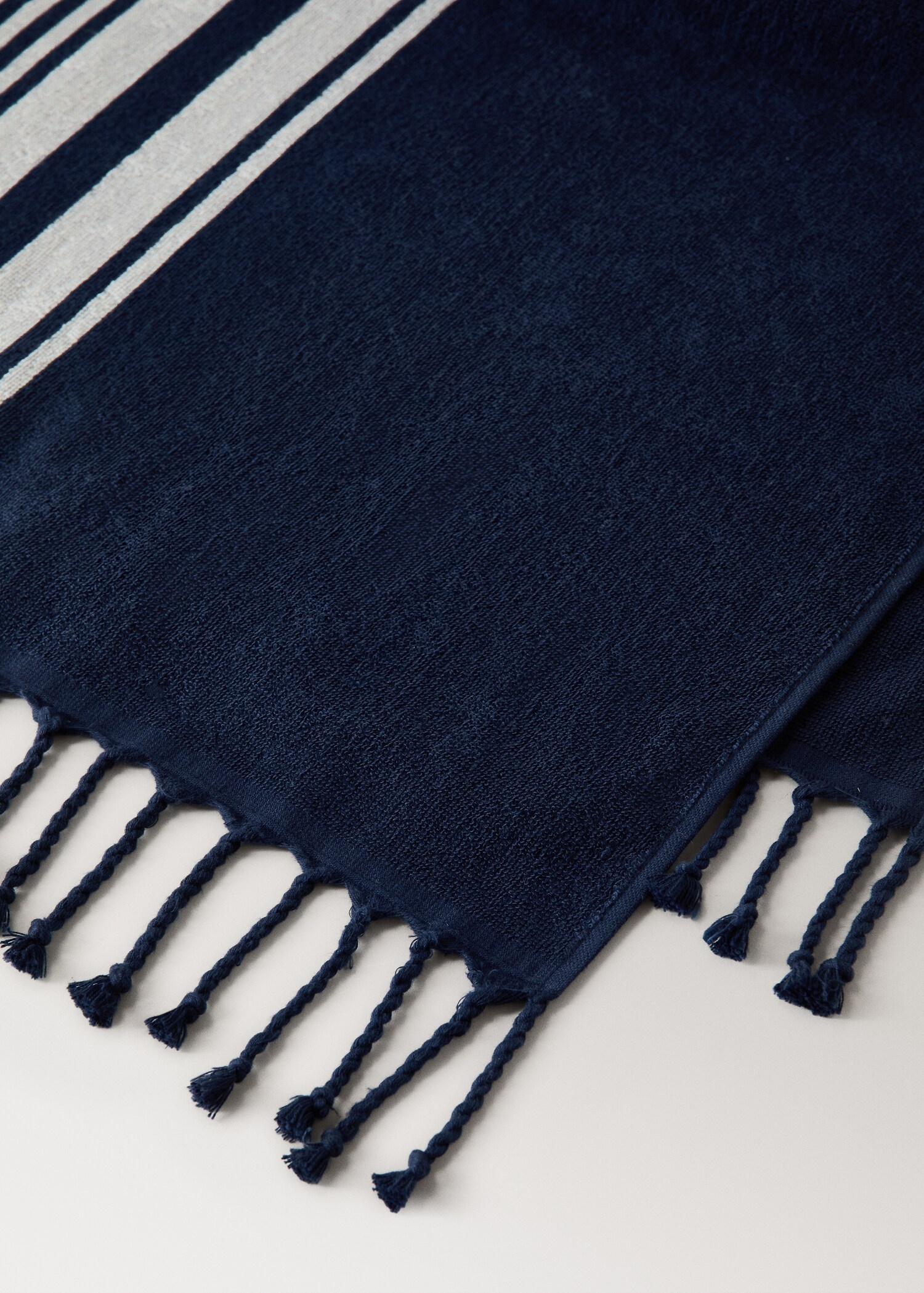 Striped beach towel with tassel detail - Details of the article 1