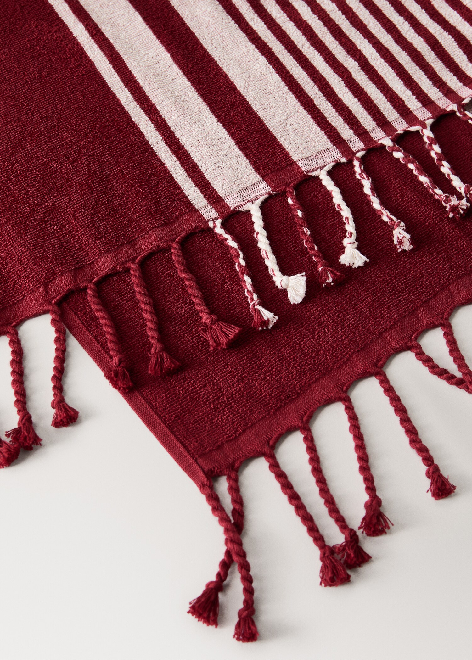 Striped beach towel with tassel detail - Details of the article 2