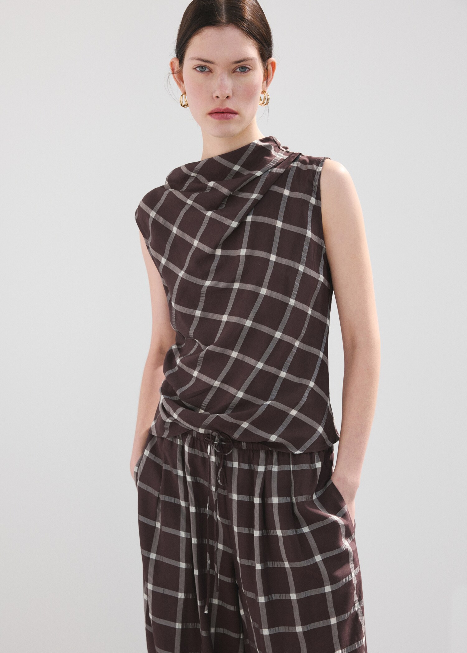 Top entallado cuello drapeado - Plano medio