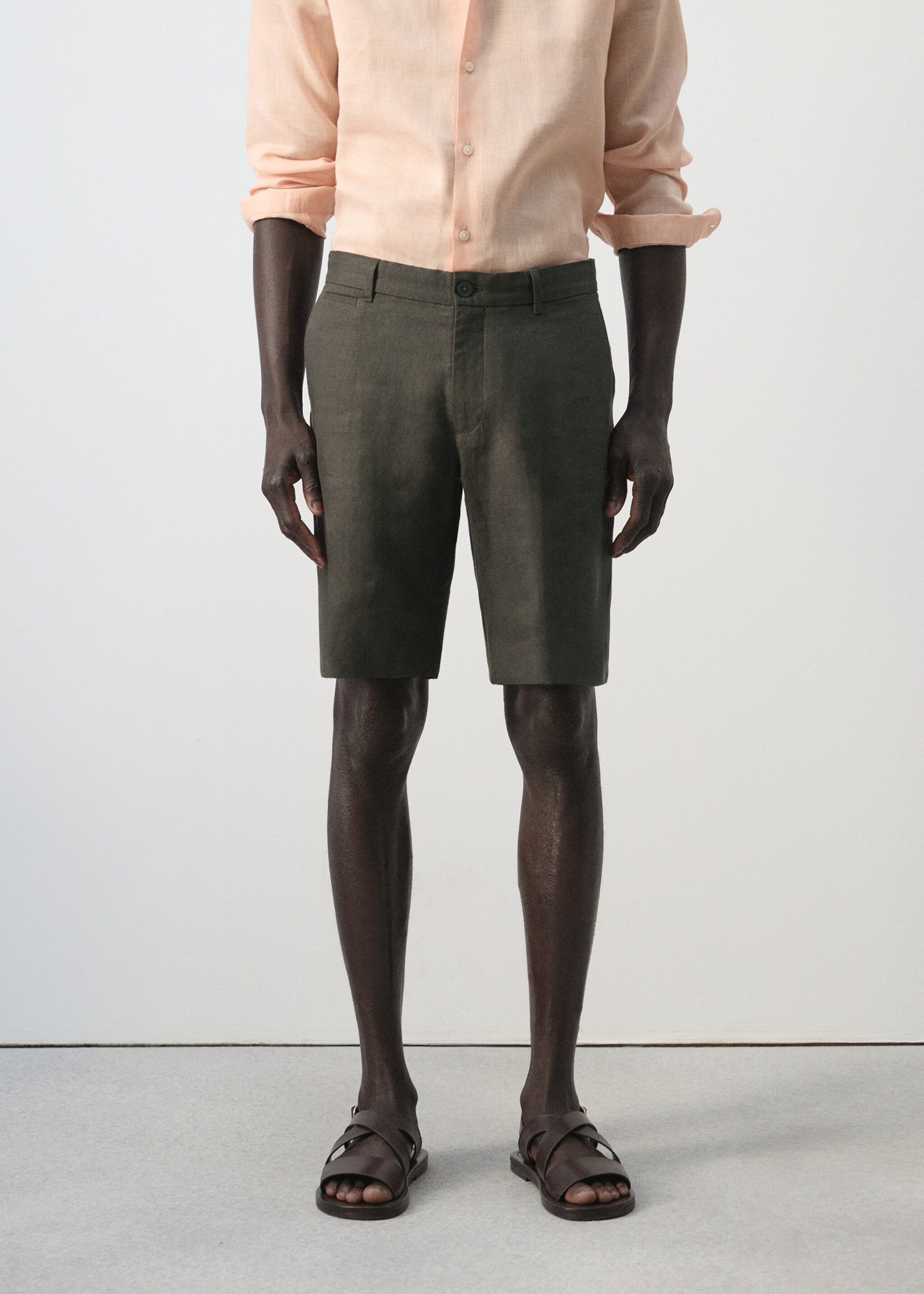 Βερμούδα slim fit 100% λινό - Μεσαίο πλάνο, Σοκολατί. Ref: 27066709-00.