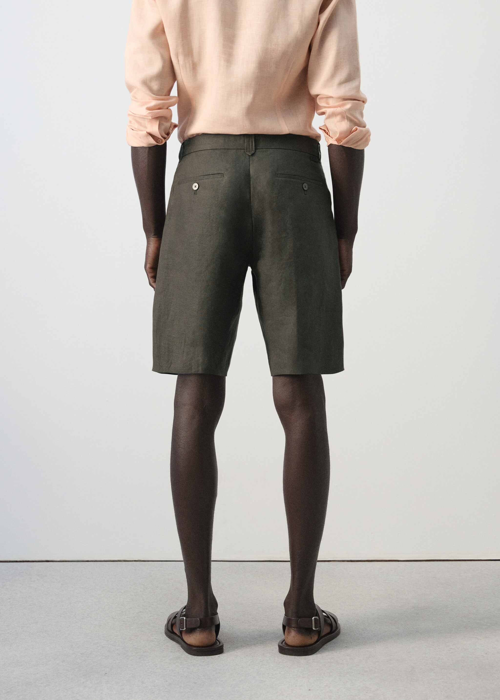 Βερμούδα slim fit 100% λινό - Πίσω όψη προϊόντος, Σοκολατί. Ref: 27066709-00.