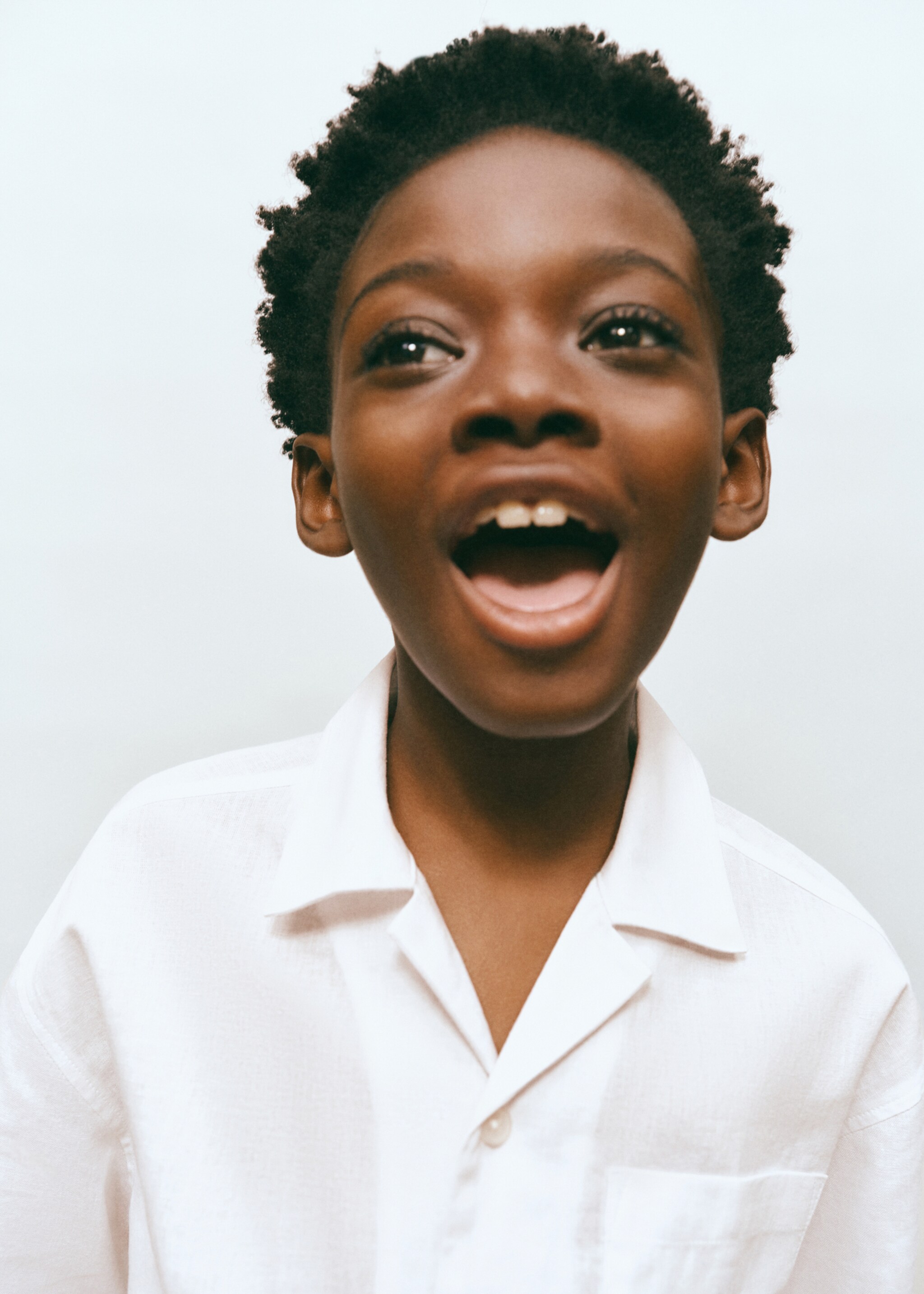 Linen-blend short-sleeve shirt - Details of the article 1, White. Ref: 27066727-00.