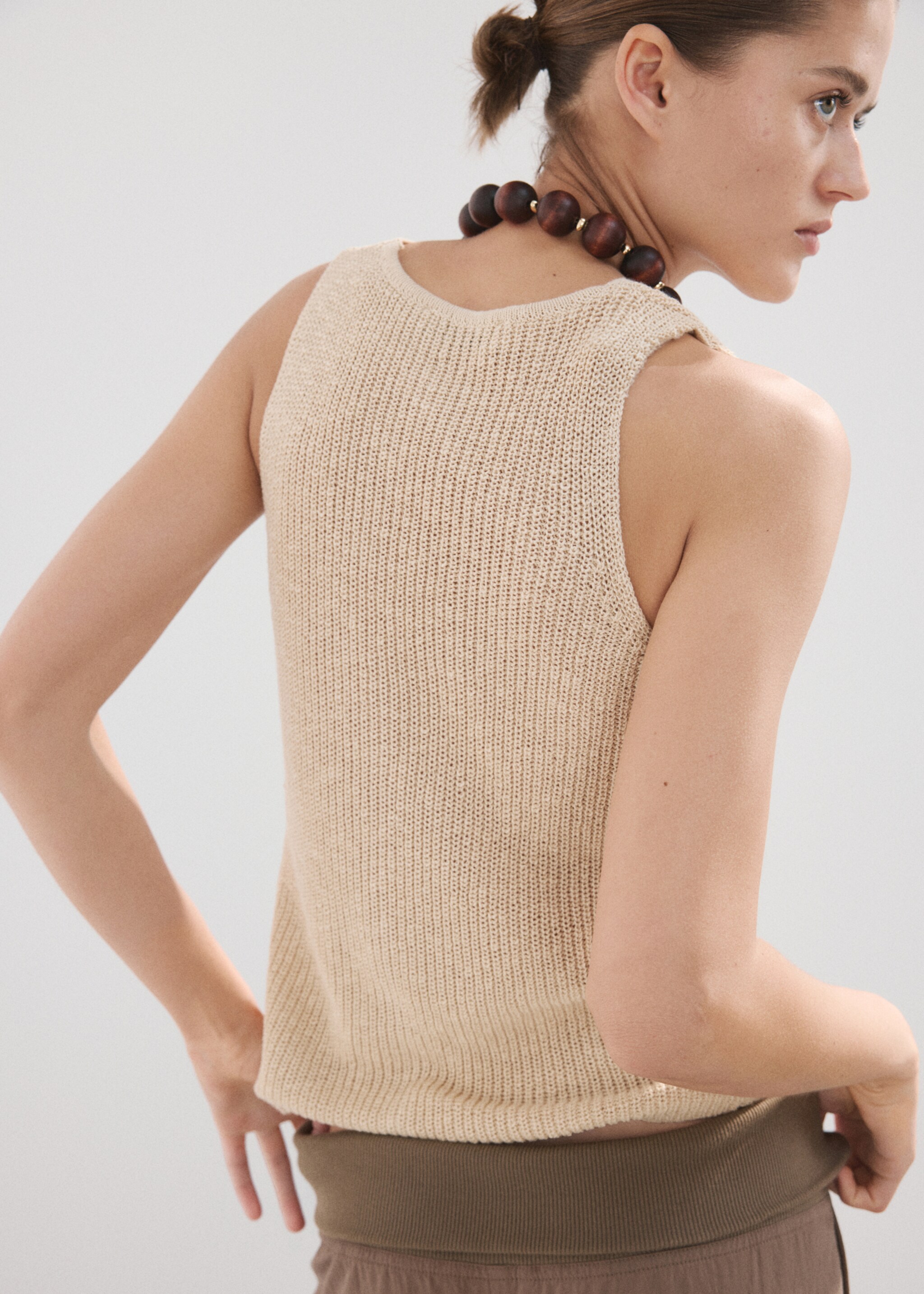 Openwork knitted waistcoat - Reverse of the article, Sand. Ref: 27067137-00.