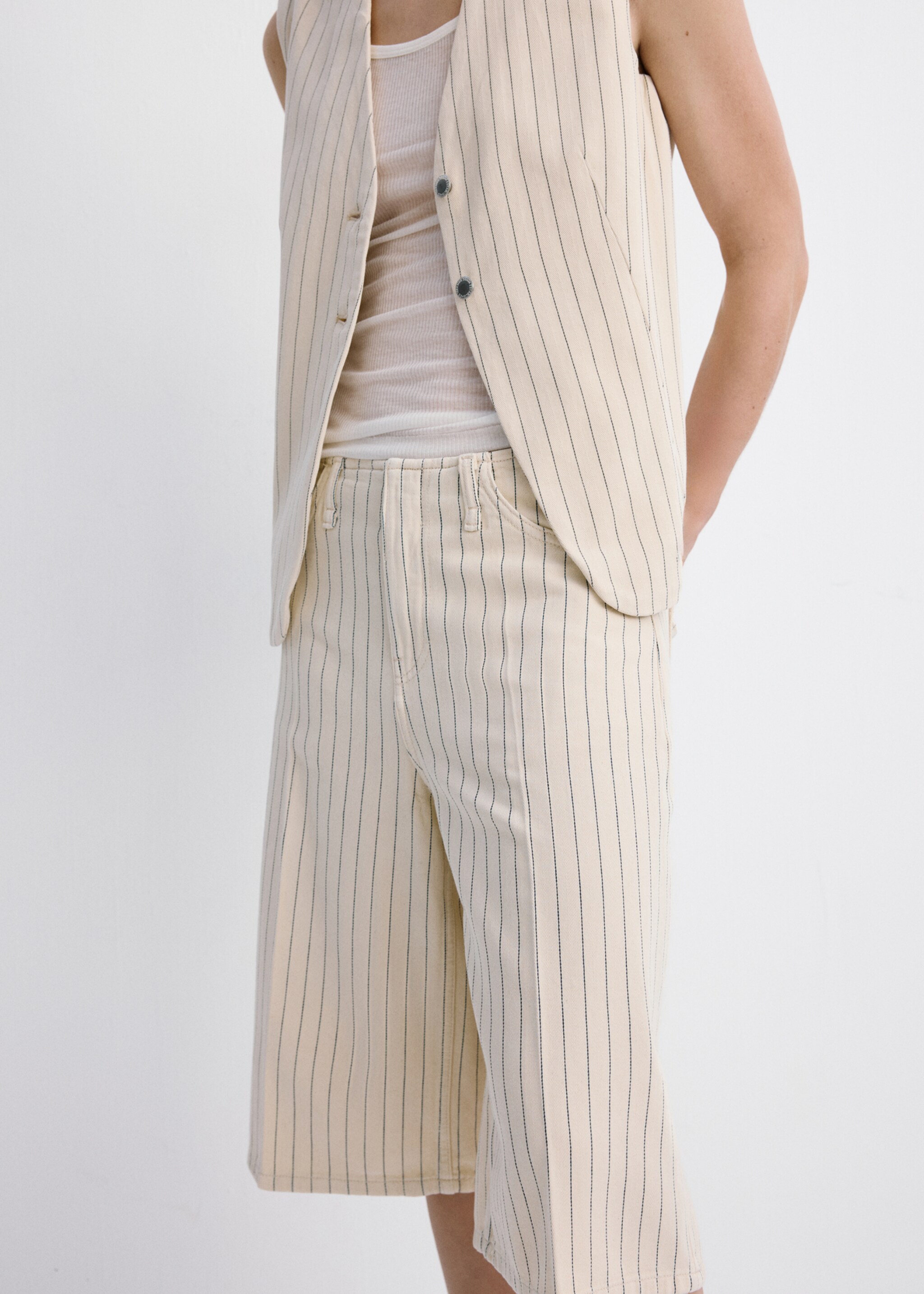 Бермуды в полоску с средней посадкой - Средний план, Ванильный. Ref: 27067139-00.