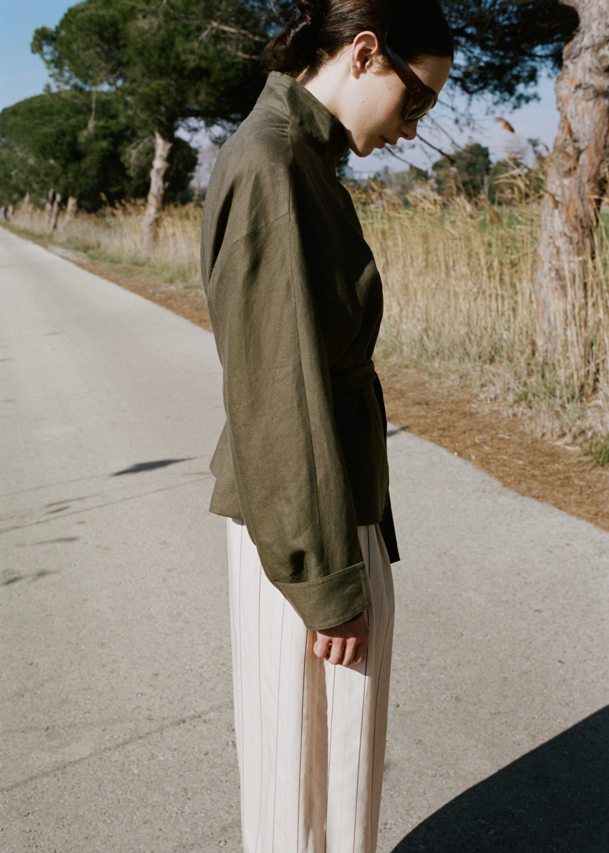 Linen jacket with belt - Details of the article 1, Khaki. Ref: 27067143-00.